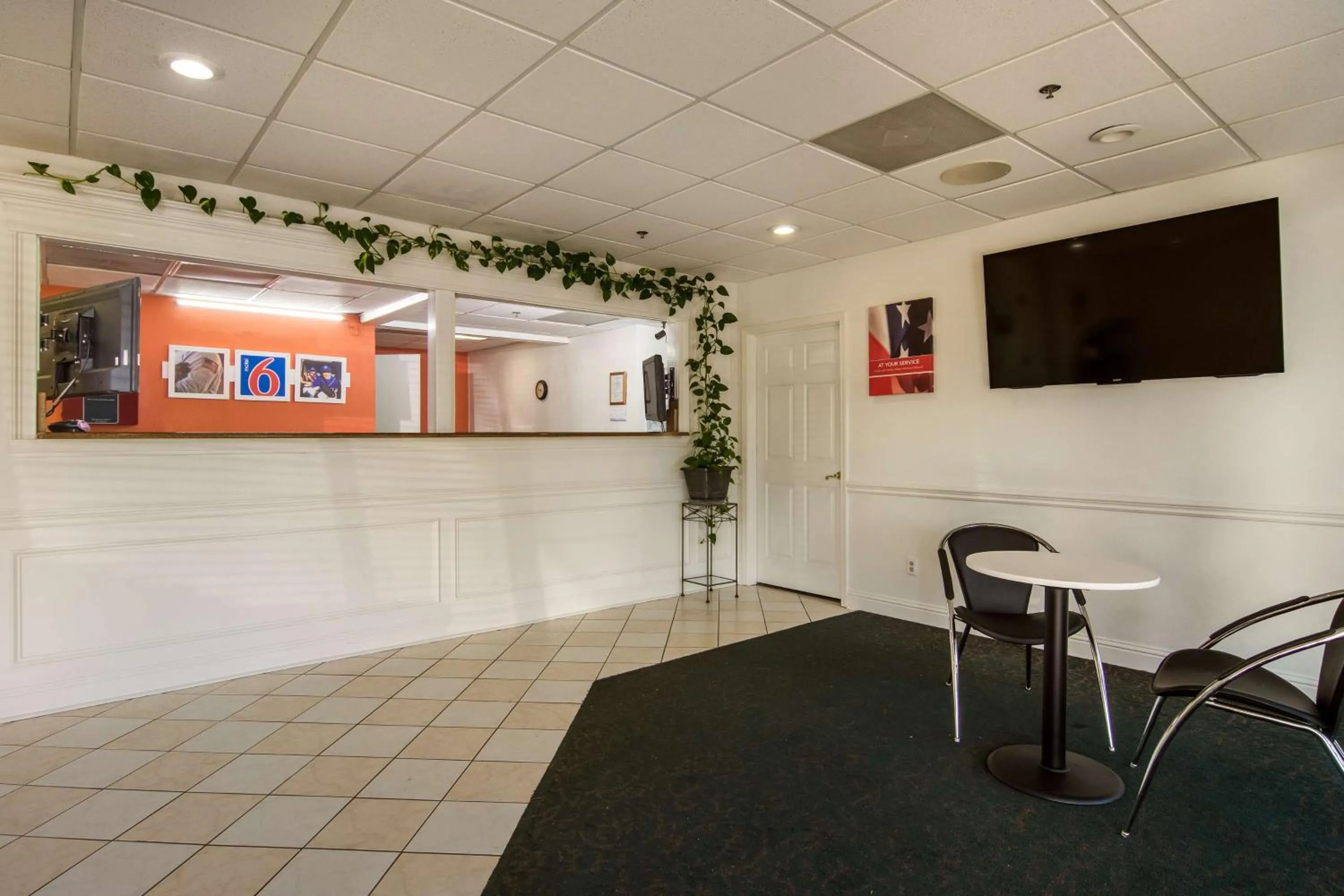 Communal lounge/ TV room in Motel 6-Warner Robins, GA