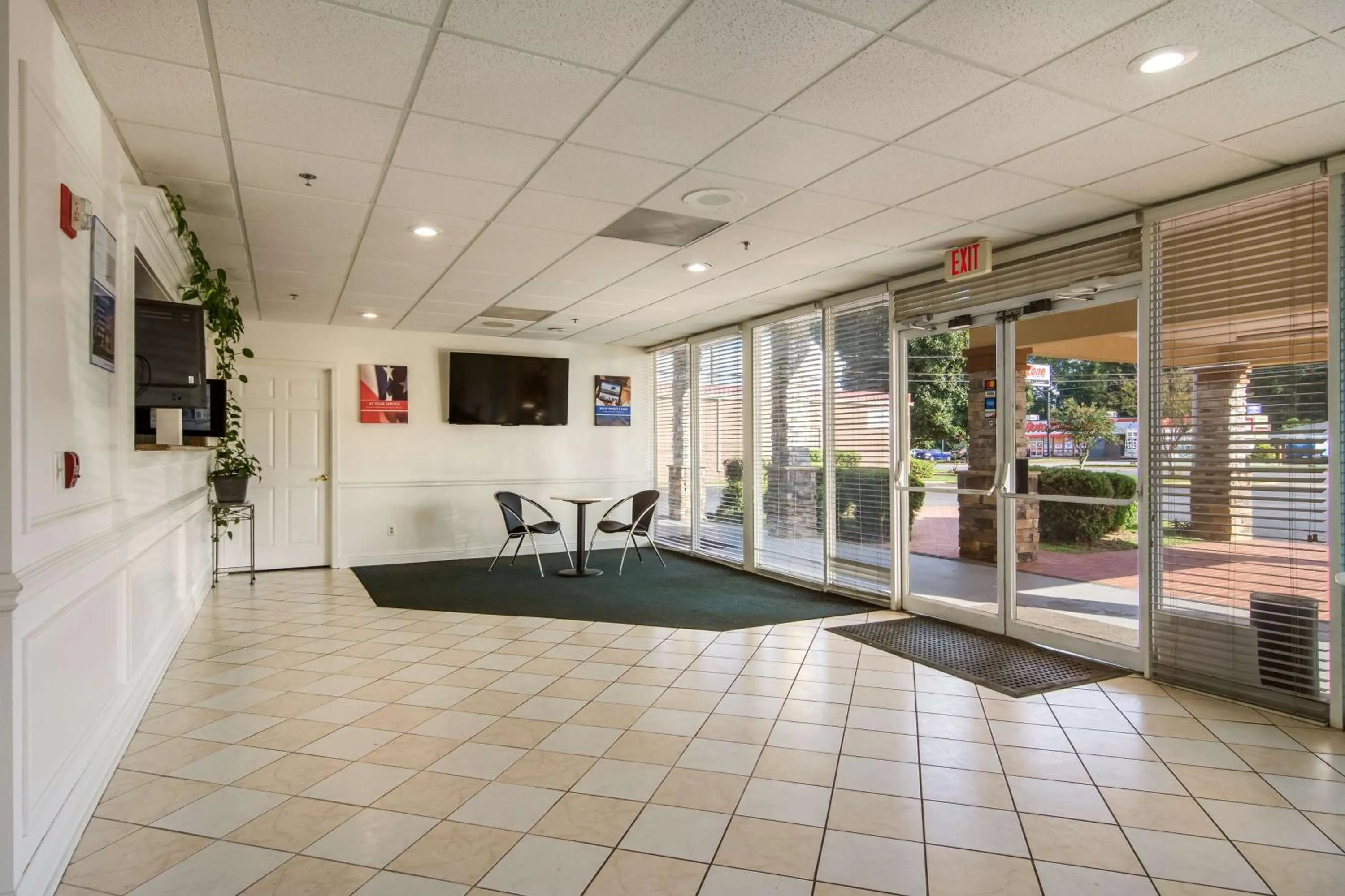 Communal lounge/ TV room in Motel 6-Warner Robins, GA