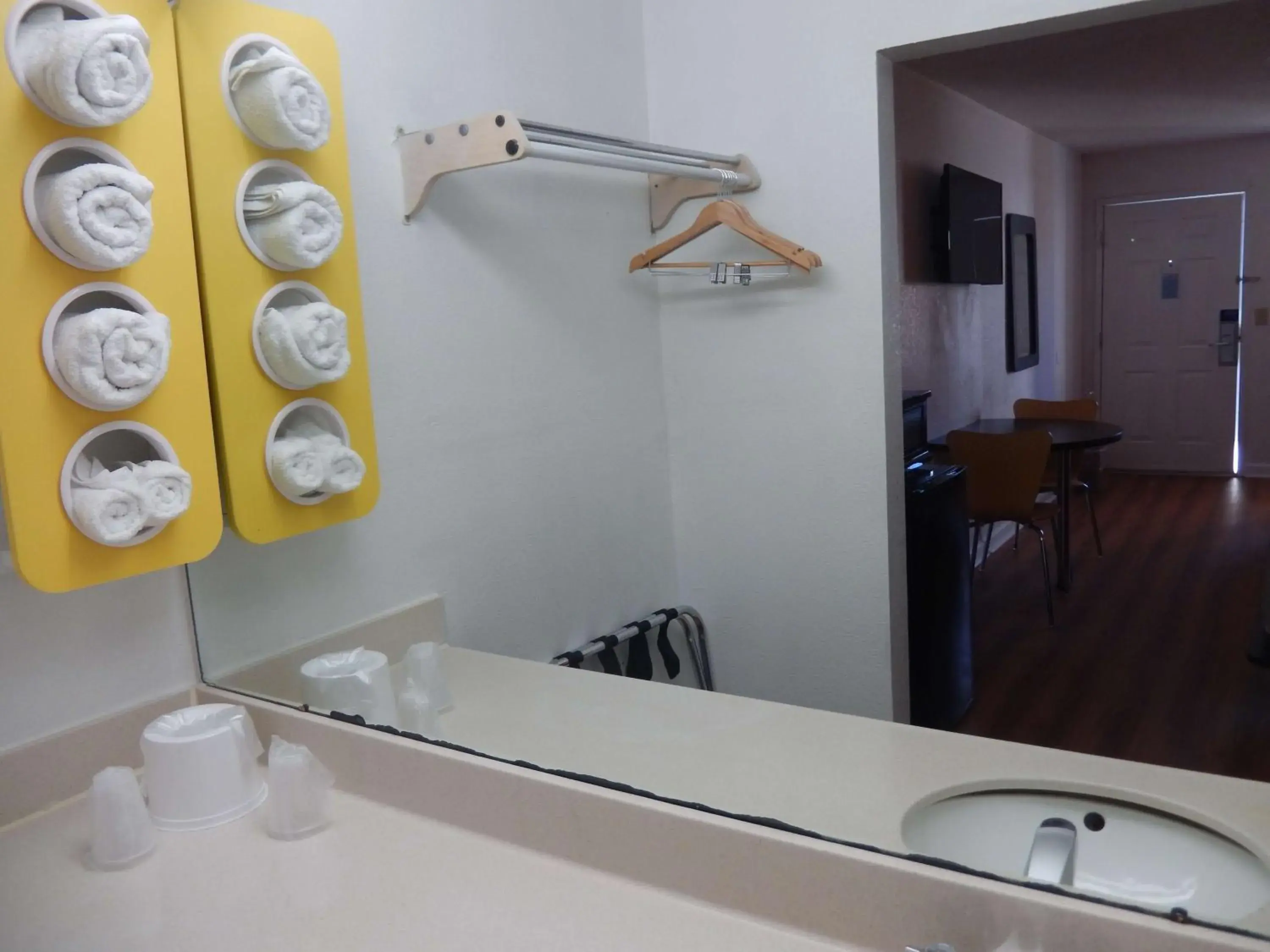 Quadruple Room - Disability Access - Non-Smoking in Motel 6-Warner Robins, GA Quadruple Room - Disability Access - Non-Smoking in Motel 6-Warner Robins, GA