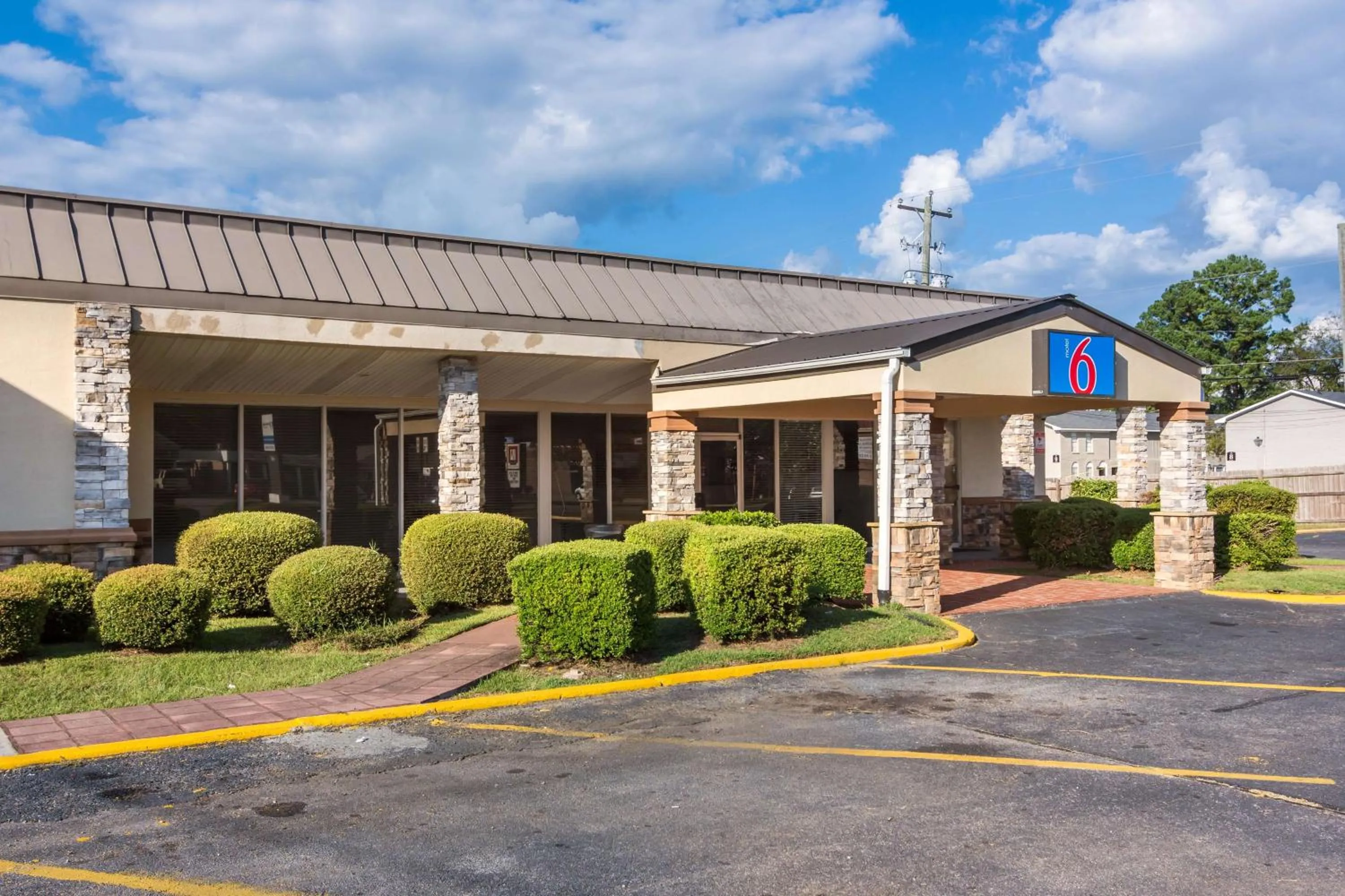 Property building in Motel 6-Warner Robins, GA
