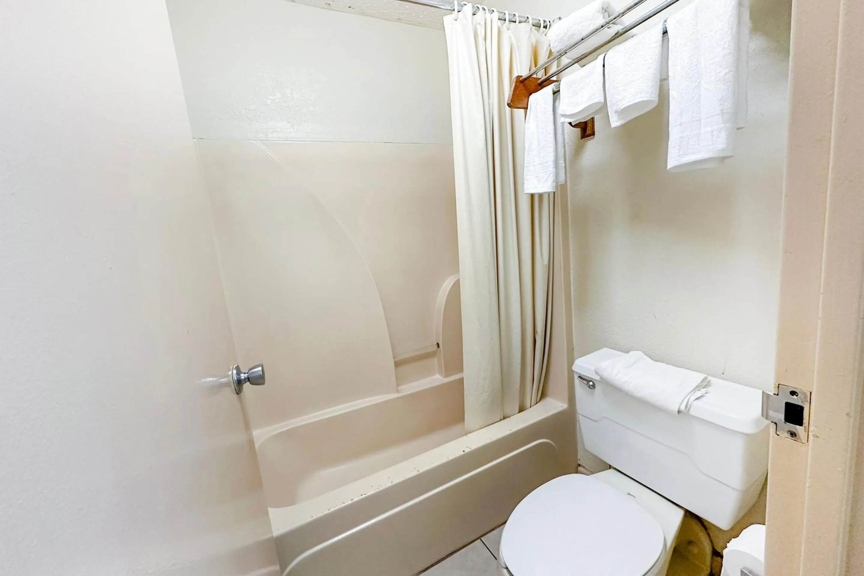 Bathroom in Super Inn & Suites by OYO Milledgeville