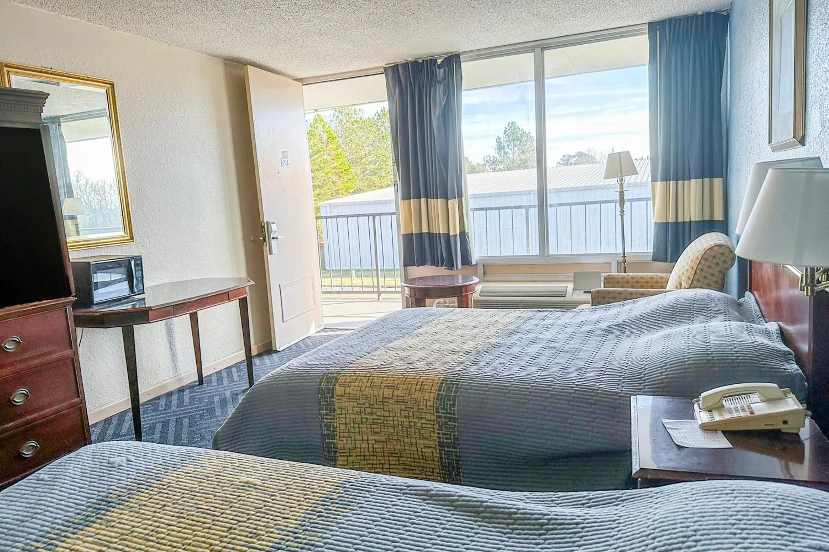 Bedroom, Bed in Super Inn & Suites by OYO Milledgeville