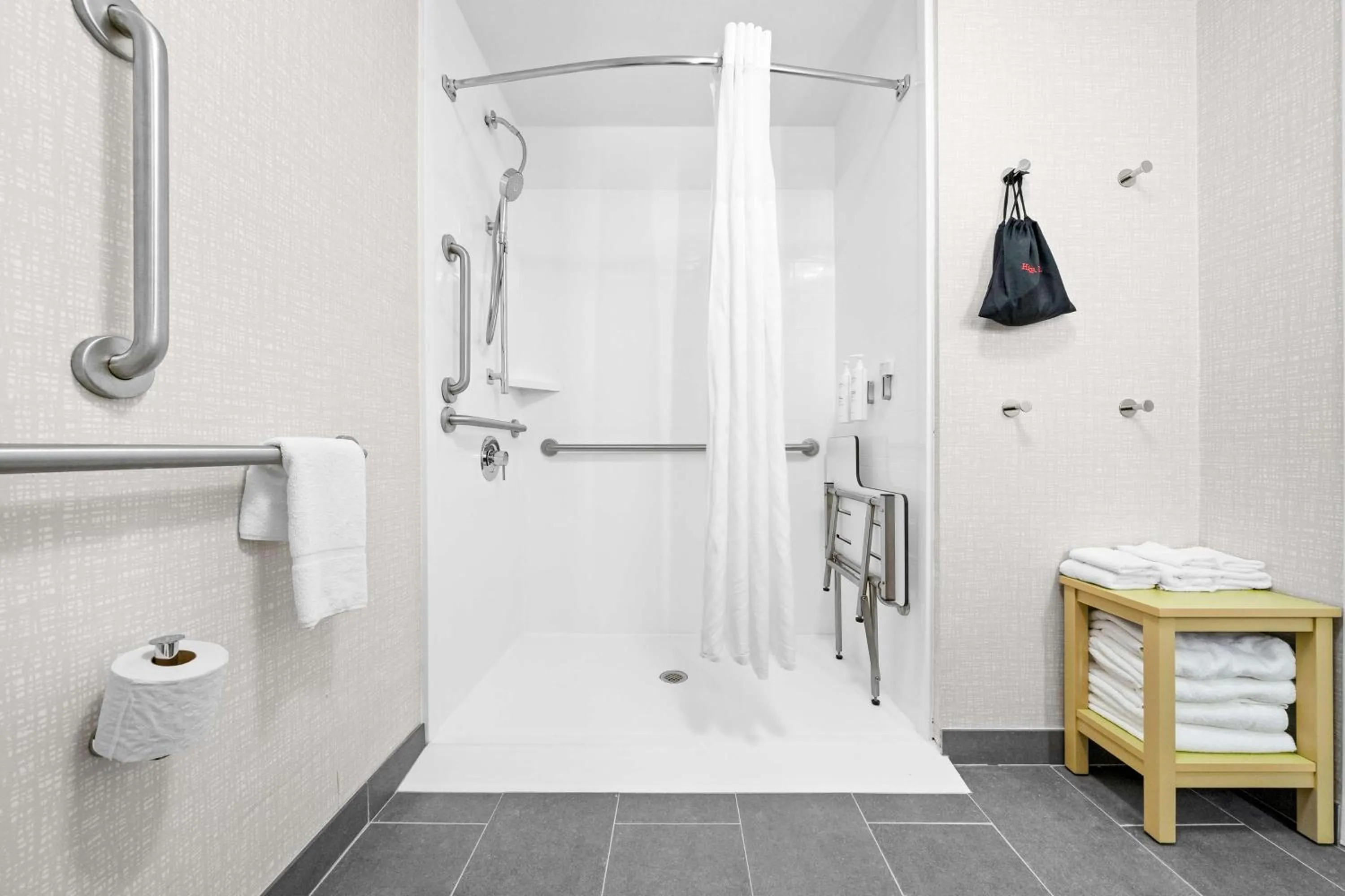 Bathroom in Hampton Inn South Heritage Park