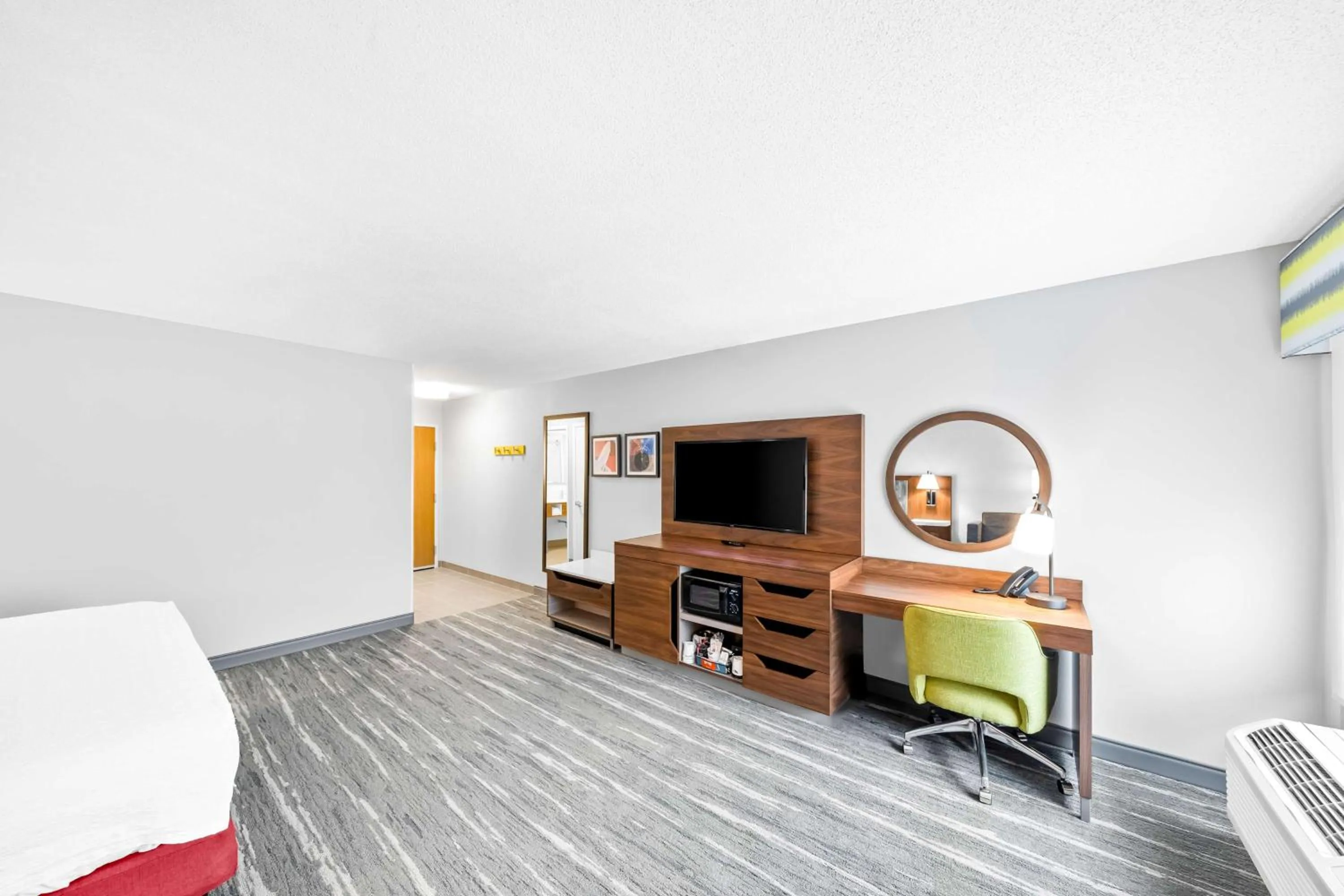 Bedroom, Bed in Hampton Inn South Heritage Park