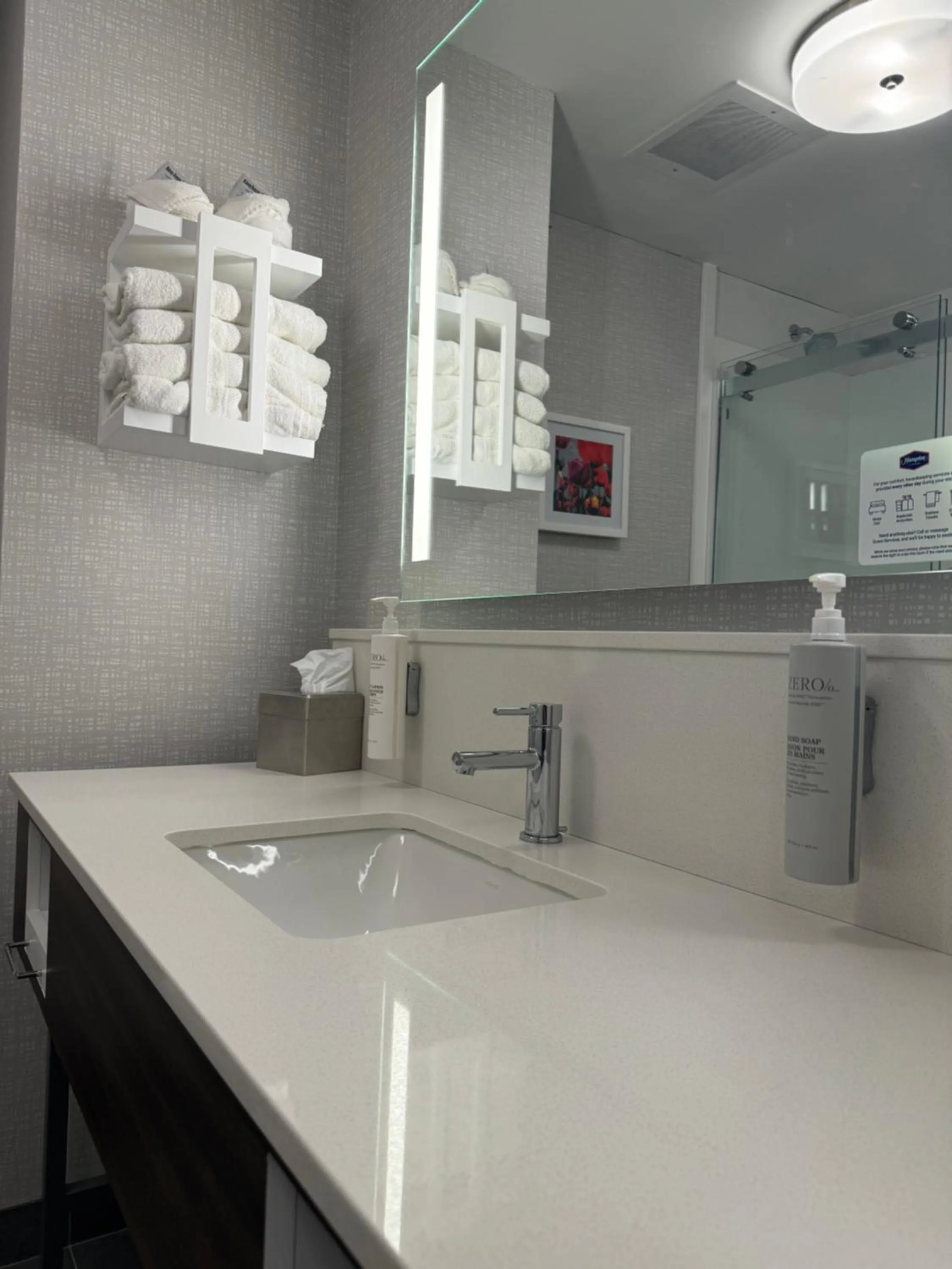 Bathroom in Hampton Inn South Heritage Park