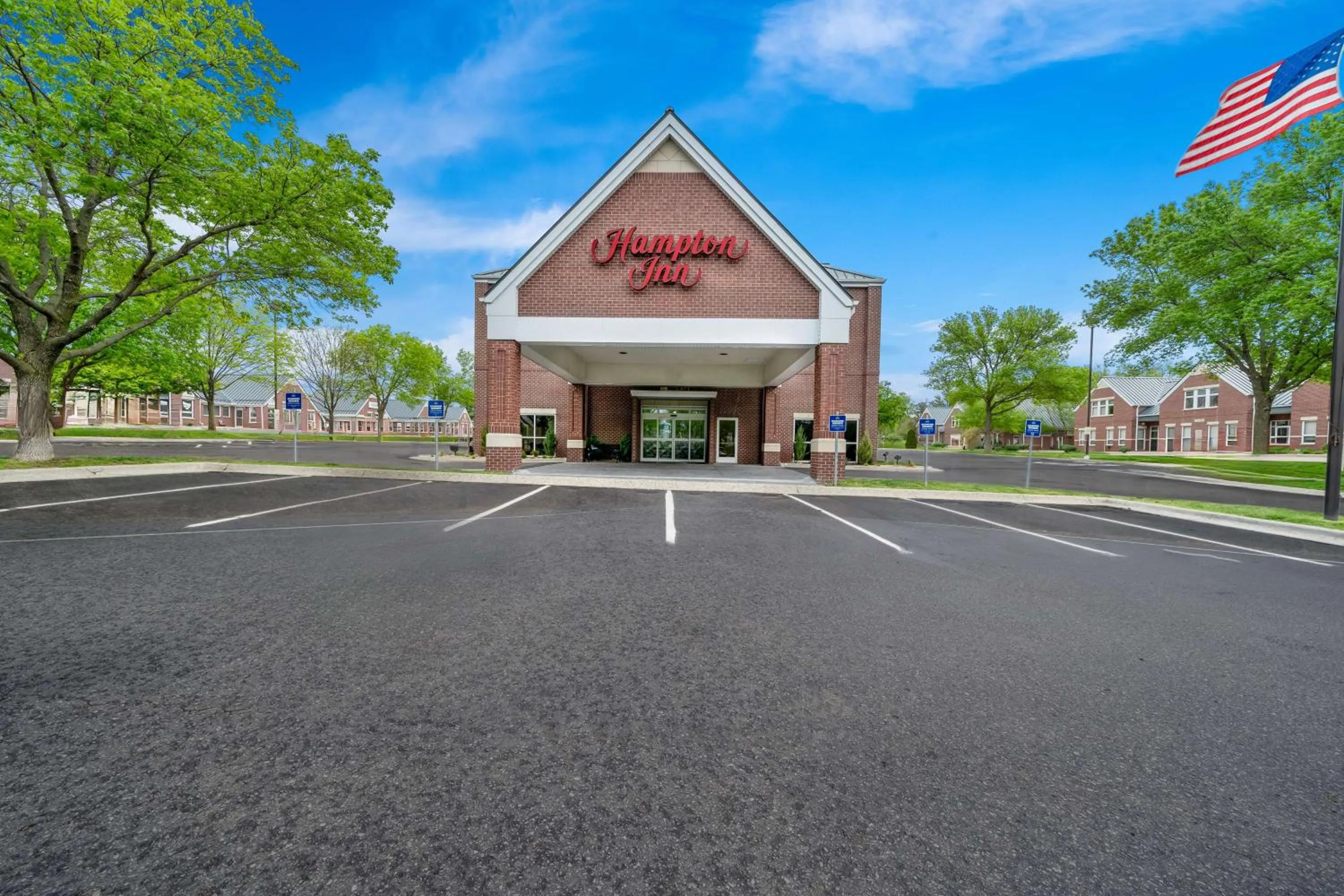 Property building in Hampton Inn South Heritage Park