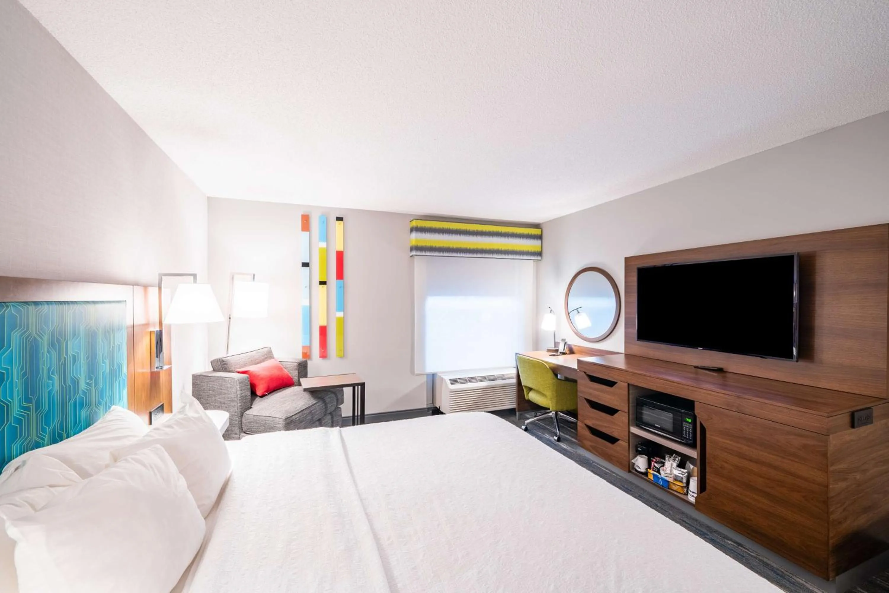 Bedroom, Bed in Hampton Inn South Heritage Park