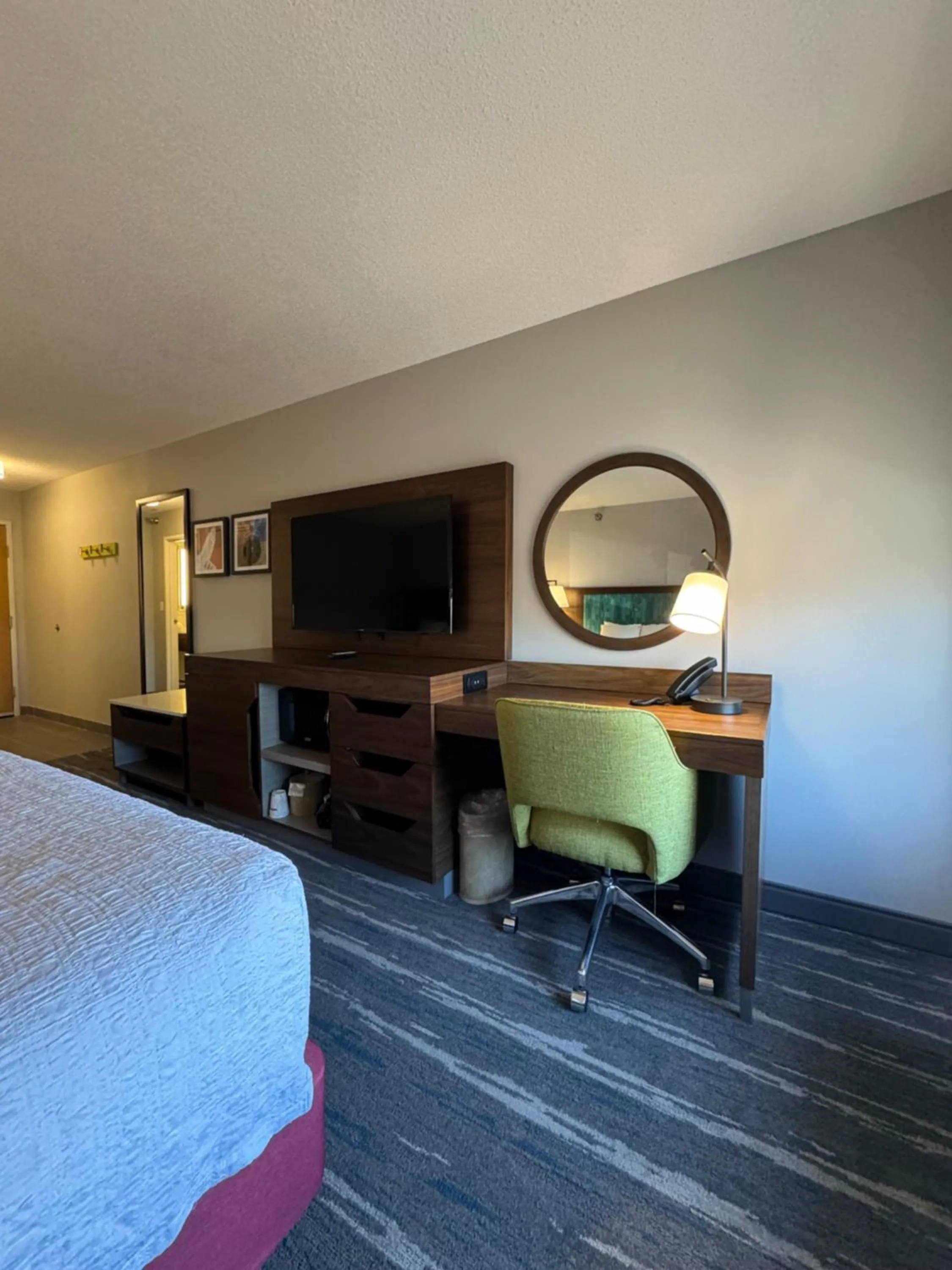 Bedroom, Bed in Hampton Inn South Heritage Park