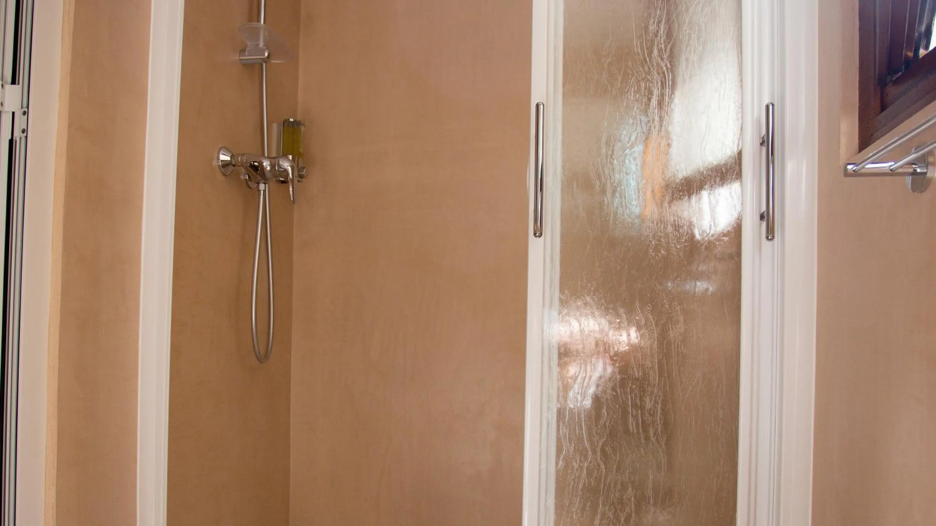Shower in Hôtel Napoléon