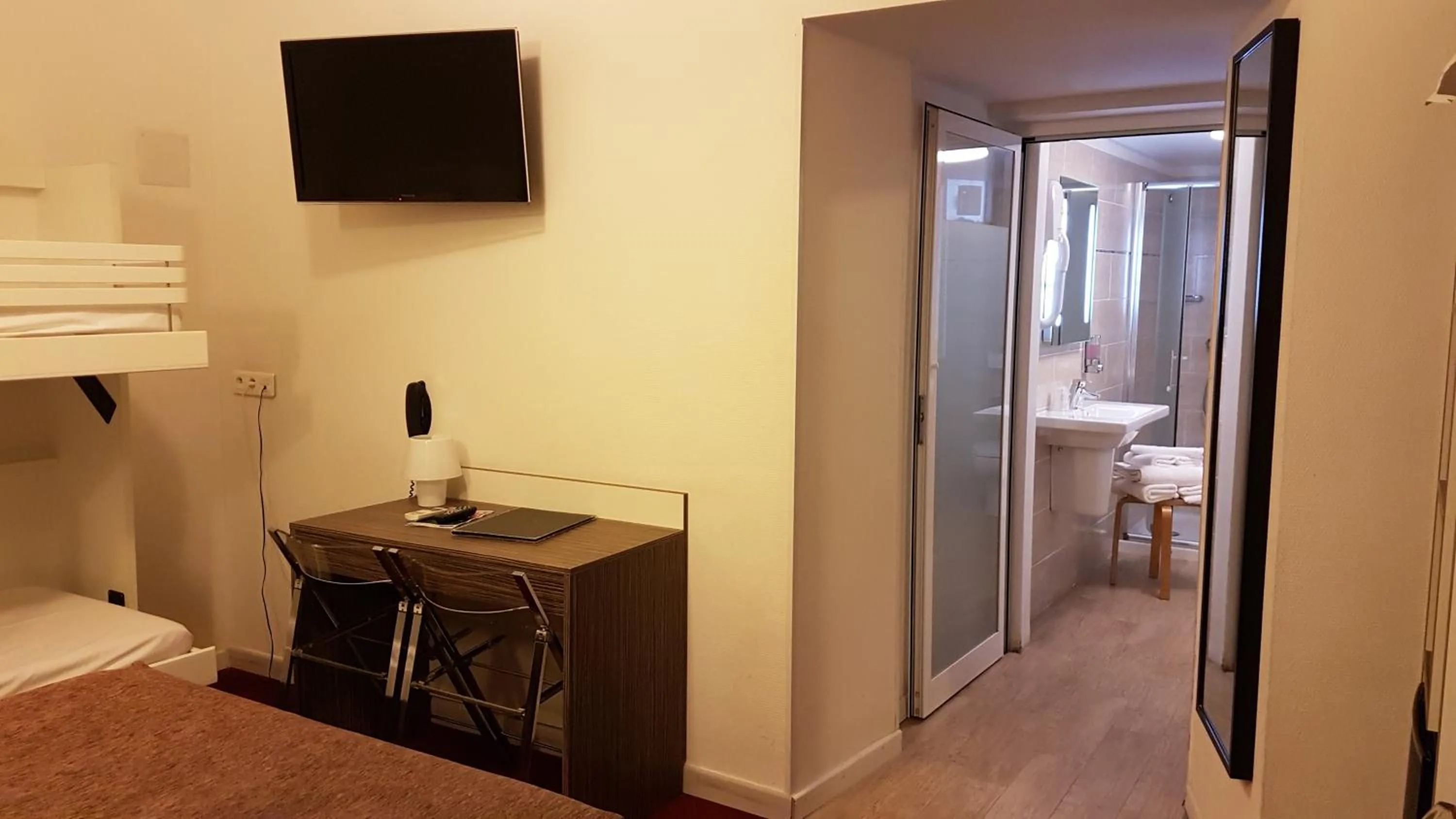 Photo of the whole room, Bed in Hôtel Napoléon