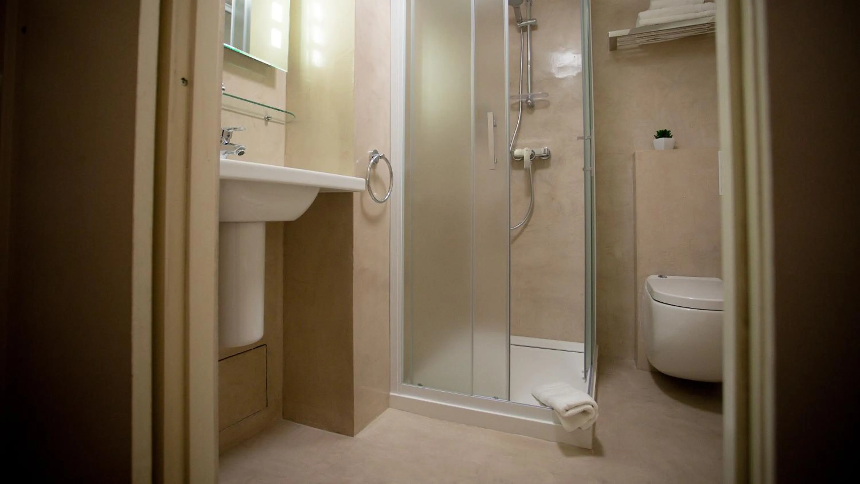 Shower in Hôtel Napoléon