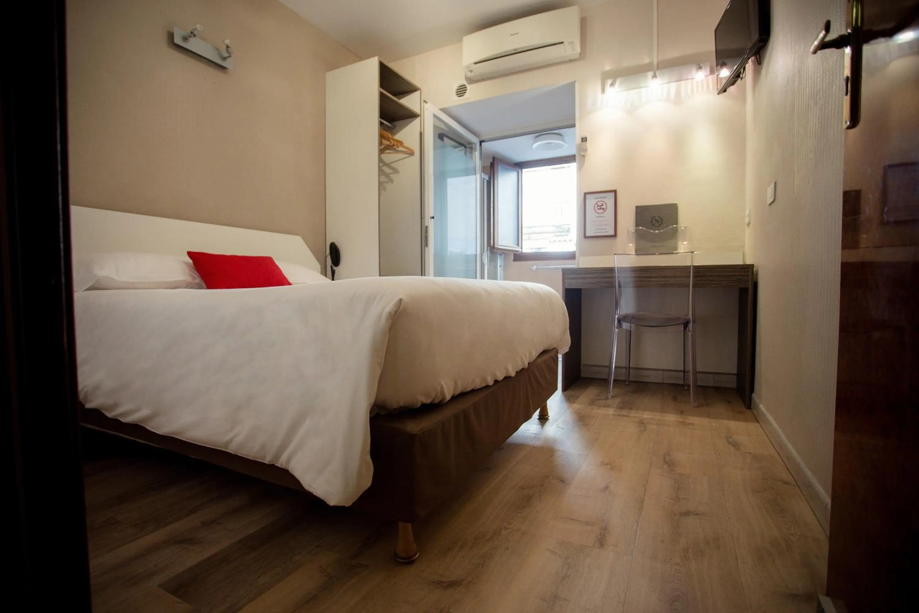 Photo of the whole room, Bed in Hôtel Napoléon