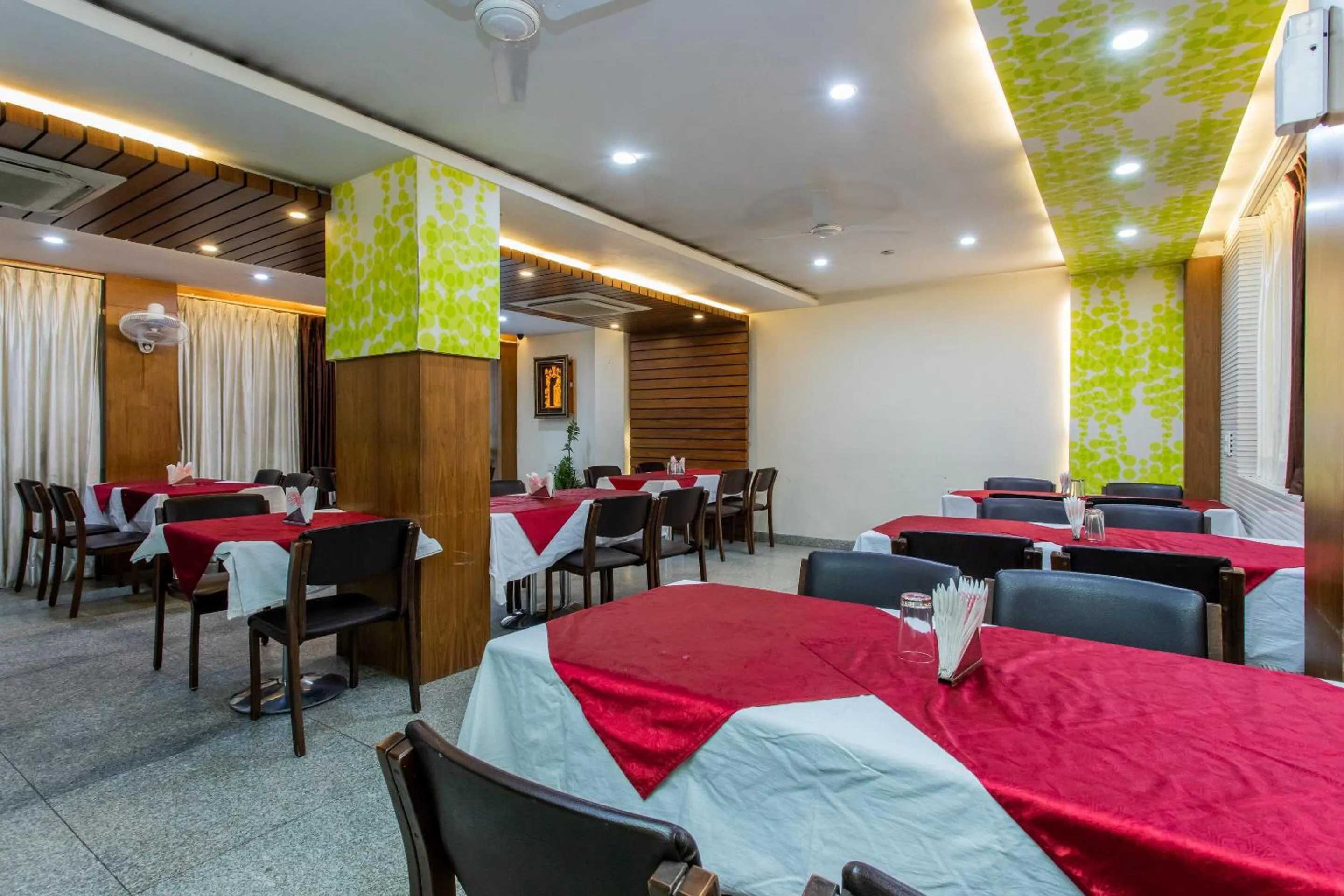 Restaurant/places to eat in Hotel O Mohit Regency
