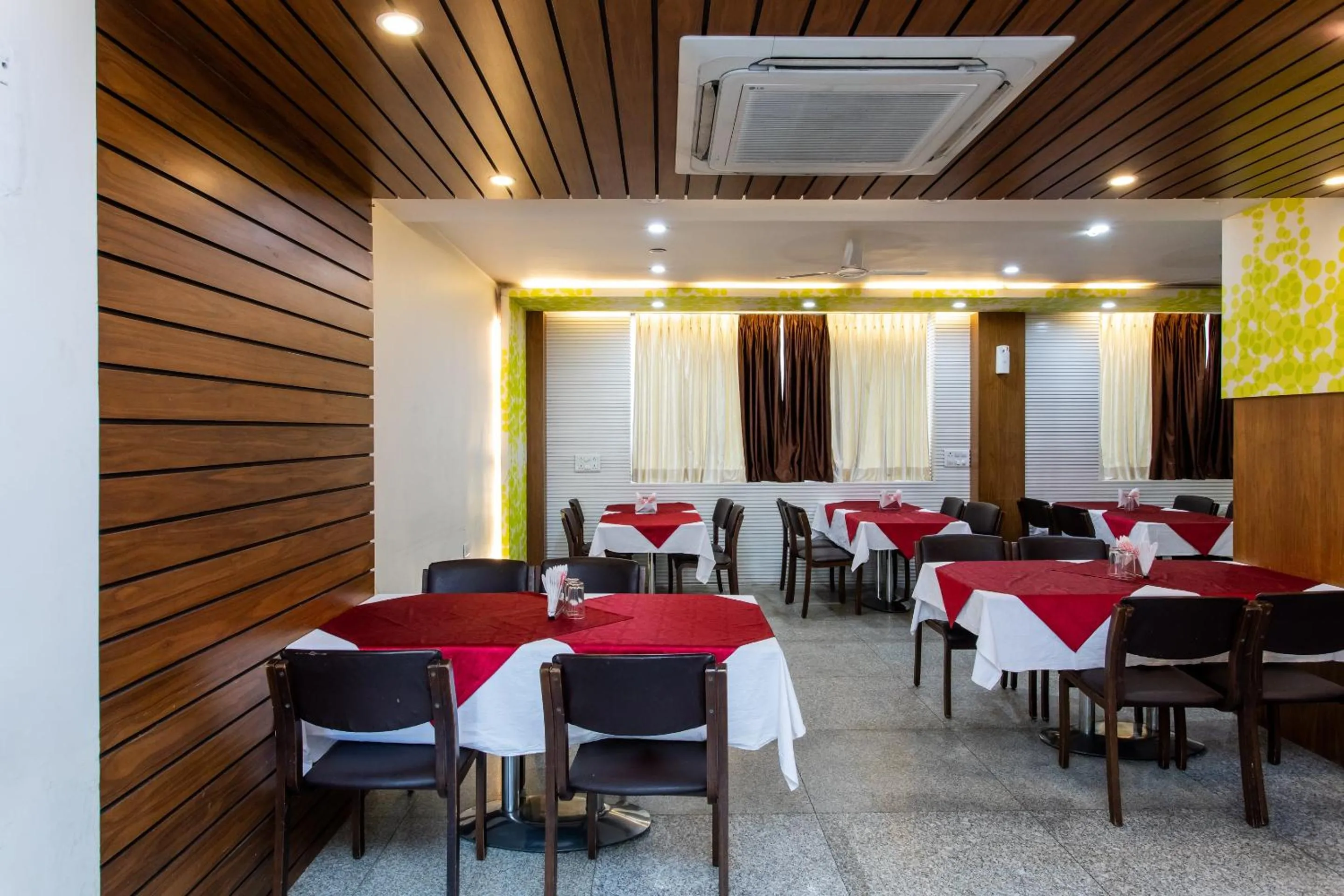 Restaurant/places to eat in Hotel O Mohit Regency