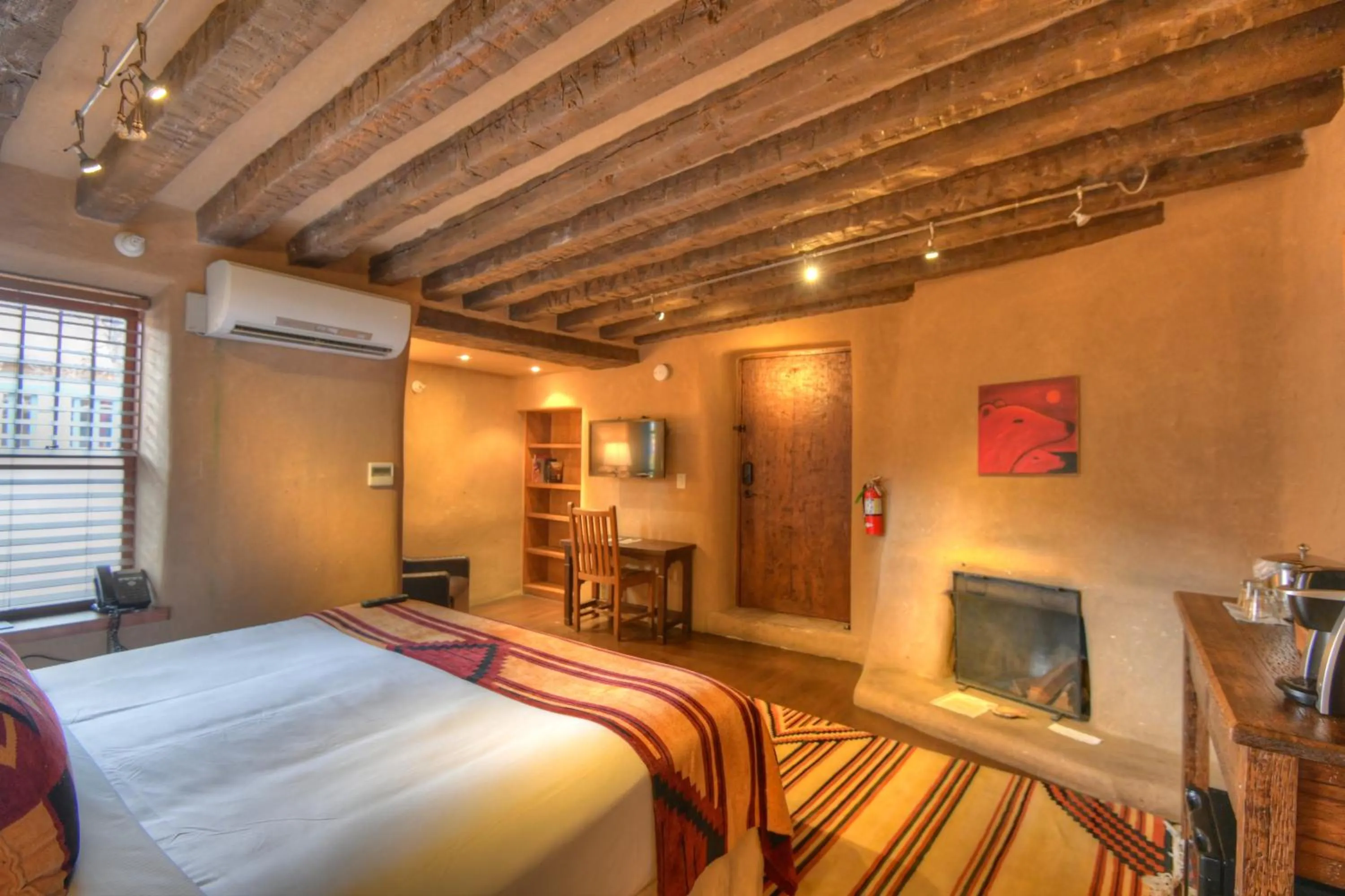 Photo of the whole room, Bed in Inn at Vanessie