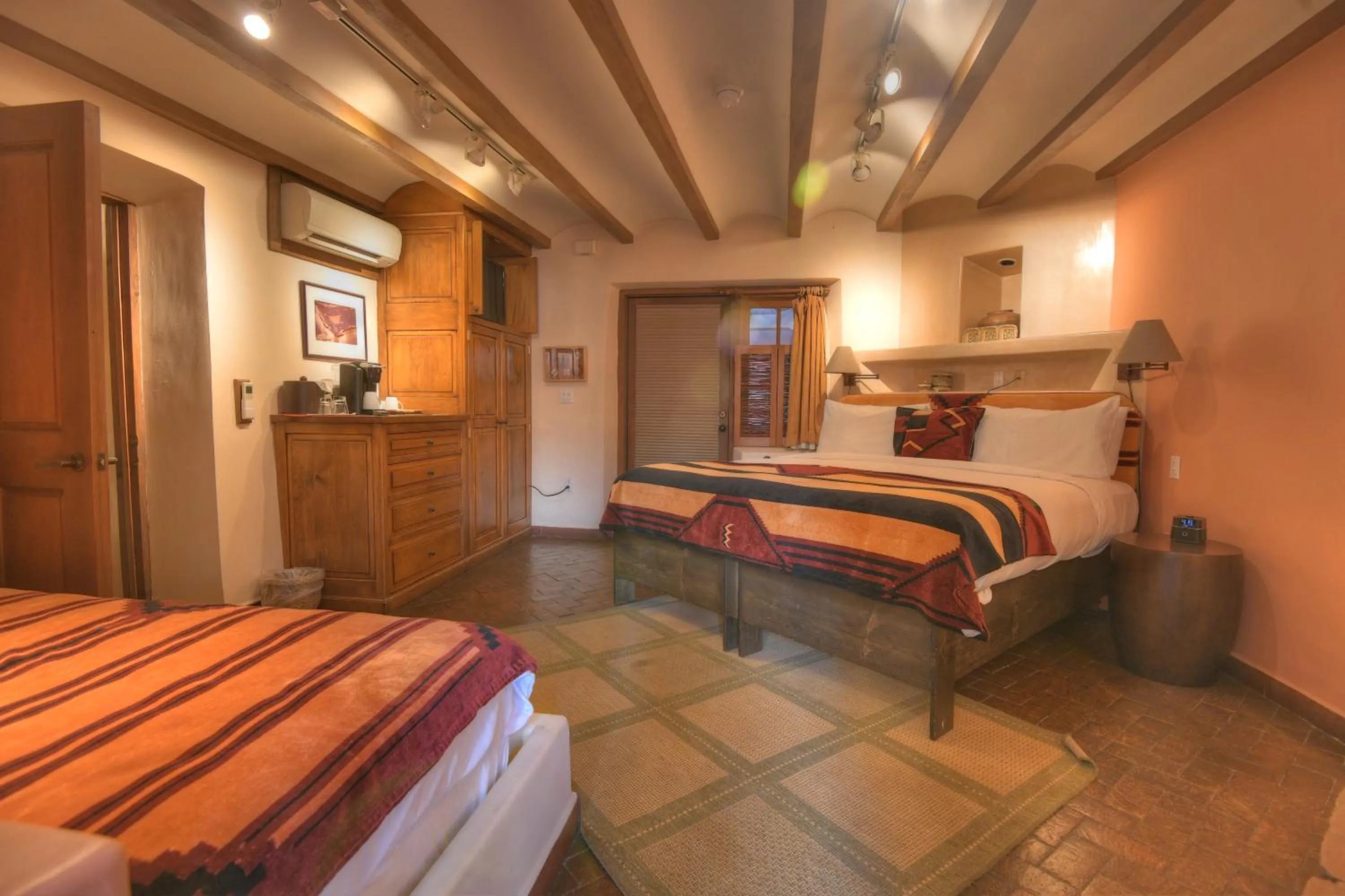 Photo of the whole room, Bed in Inn at Vanessie