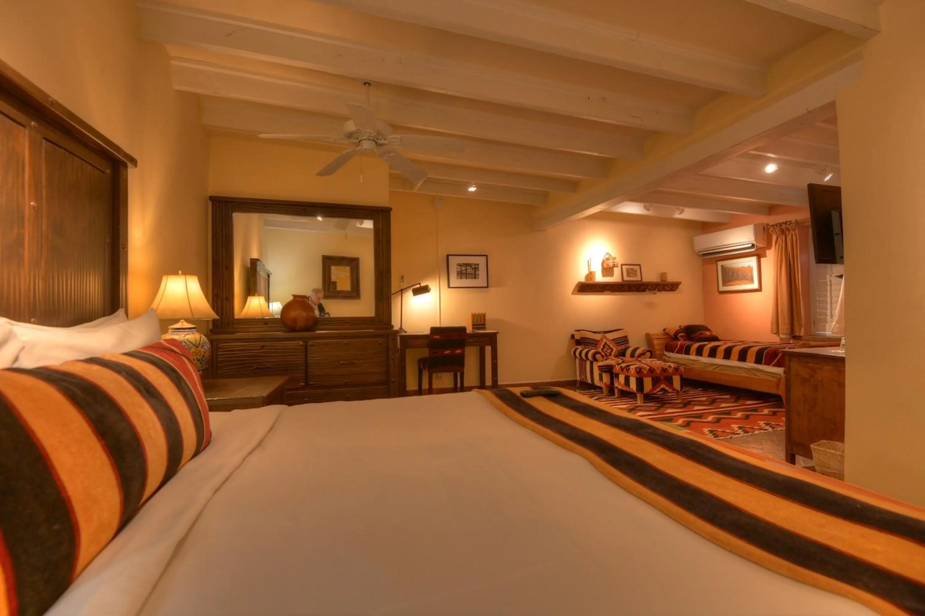 Living room, Bed in Inn at Vanessie