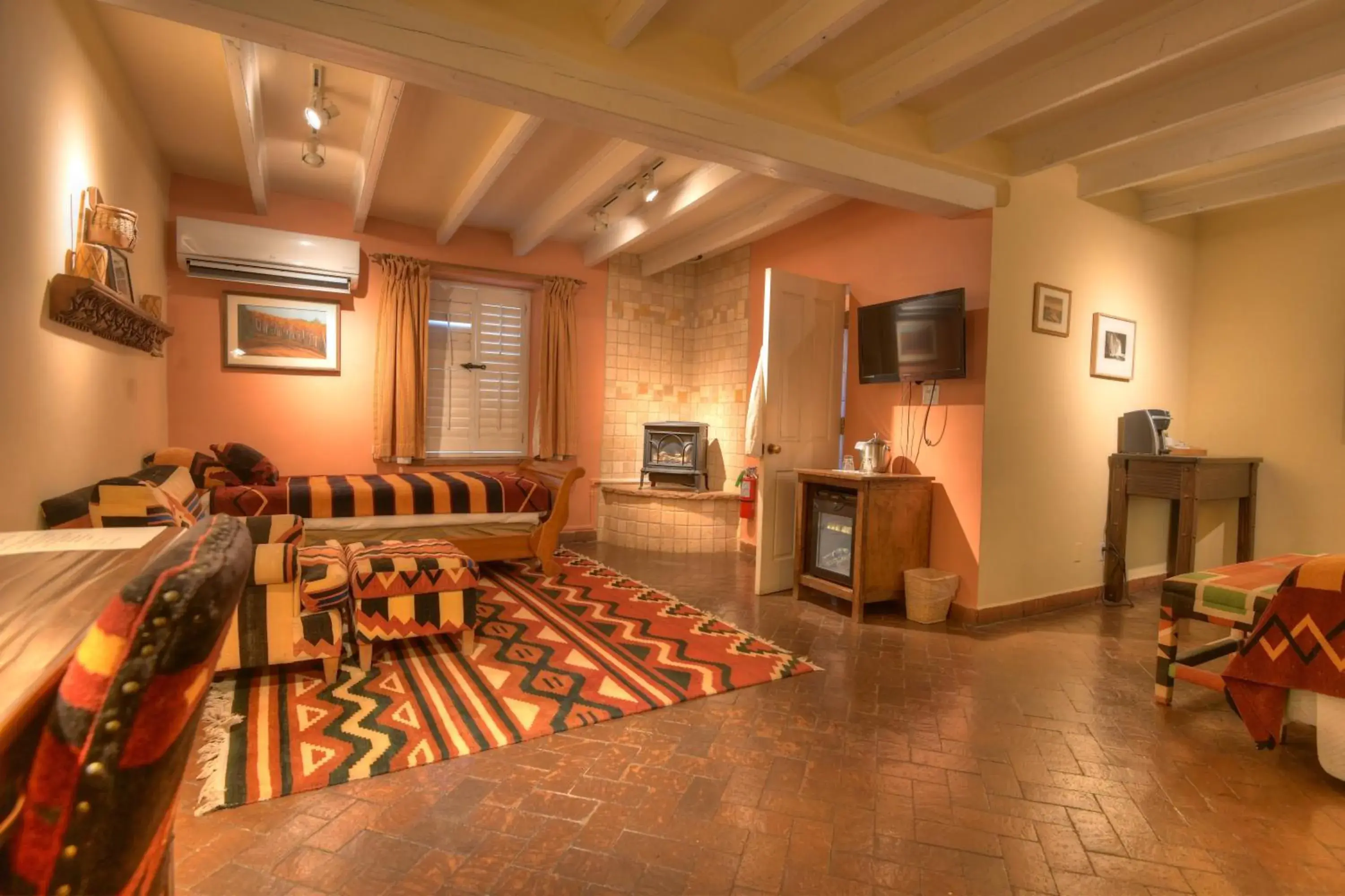 Deluxe King with Twin Bed in Inn at Vanessie Deluxe King with Twin Bed in Inn at Vanessie