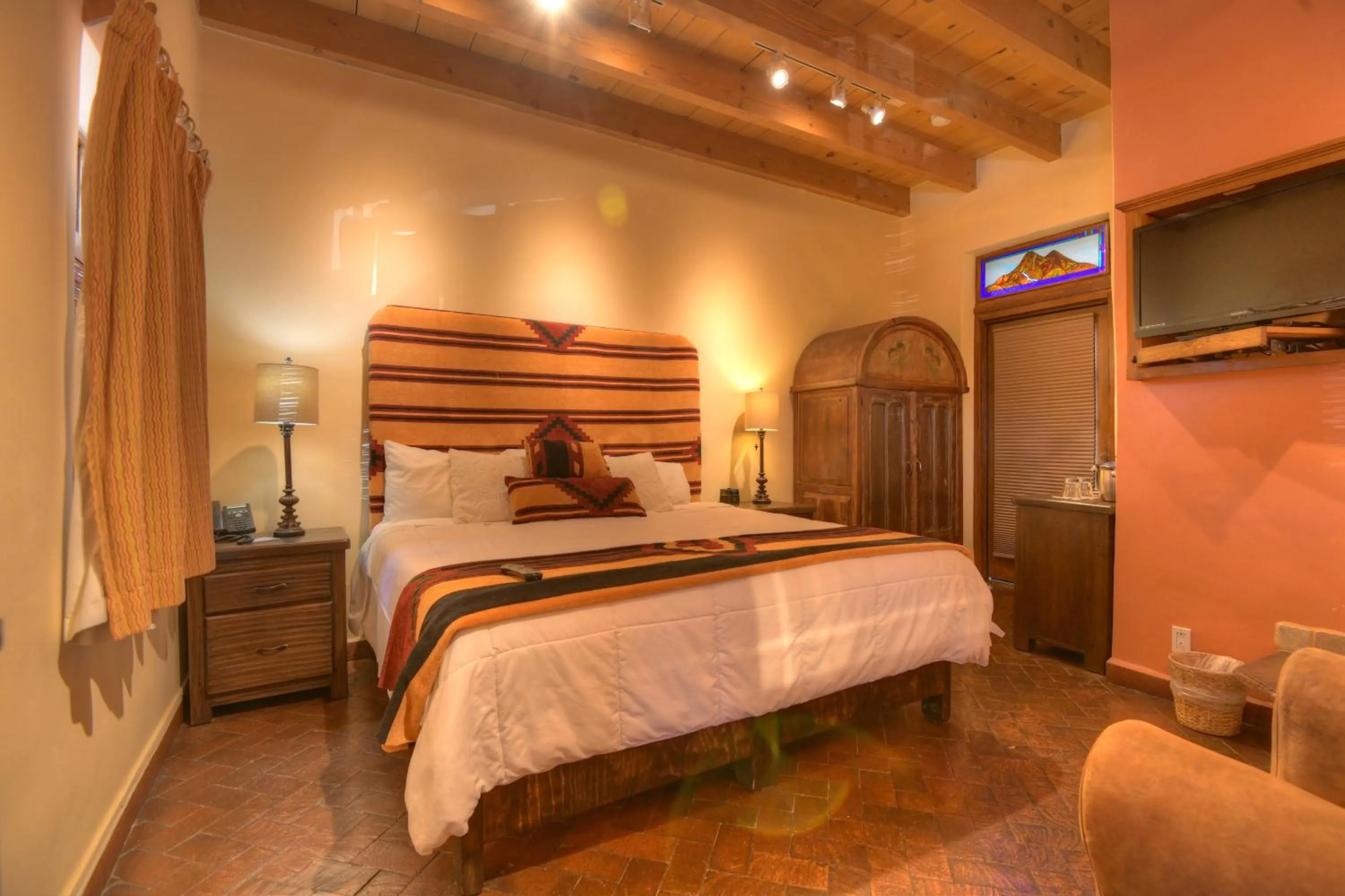 Photo of the whole room, Bed in Inn at Vanessie