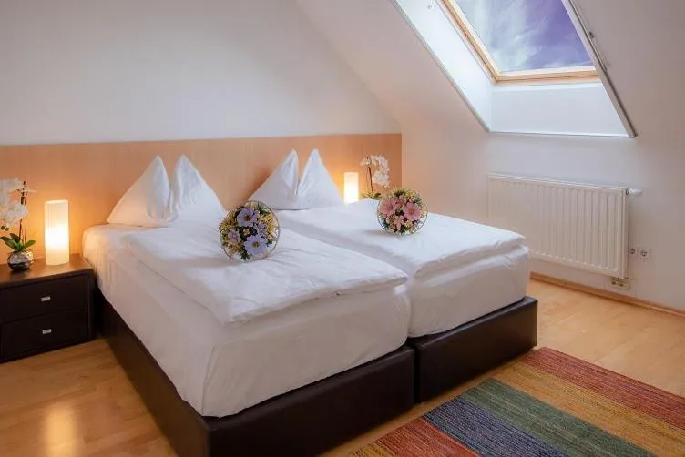 Bed in Thermenhotel Vier Jahreszeiten