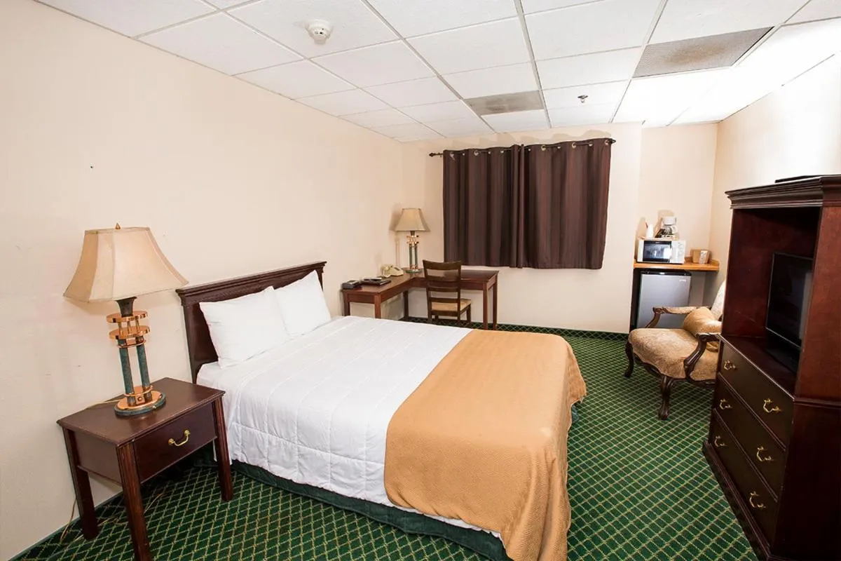 Photo of the whole room, Bed in Village Inn & Suites Marysville