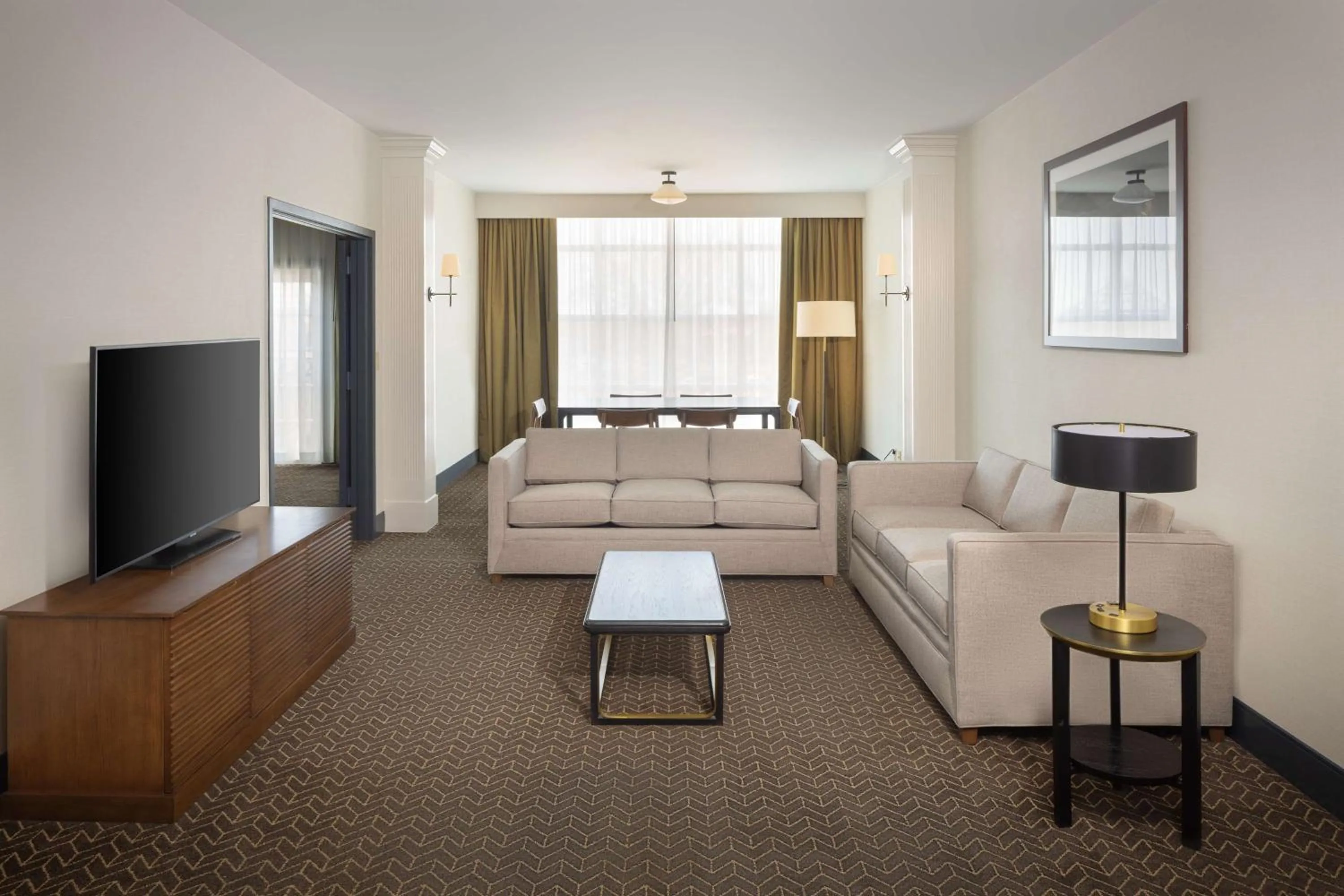 Living room, Bed in DoubleTree Suites by Hilton Lexington