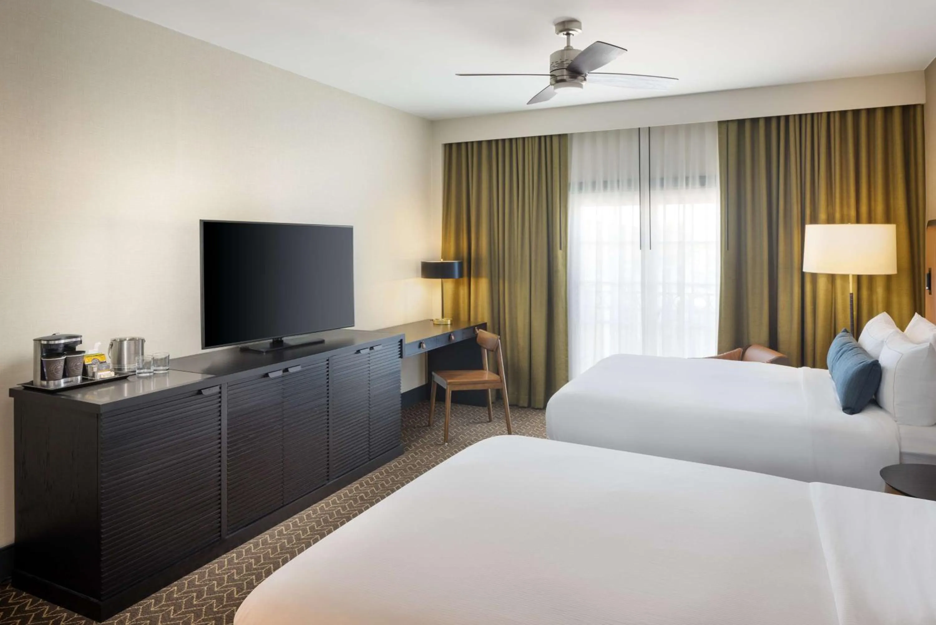 Photo of the whole room, Bed in DoubleTree Suites by Hilton Lexington