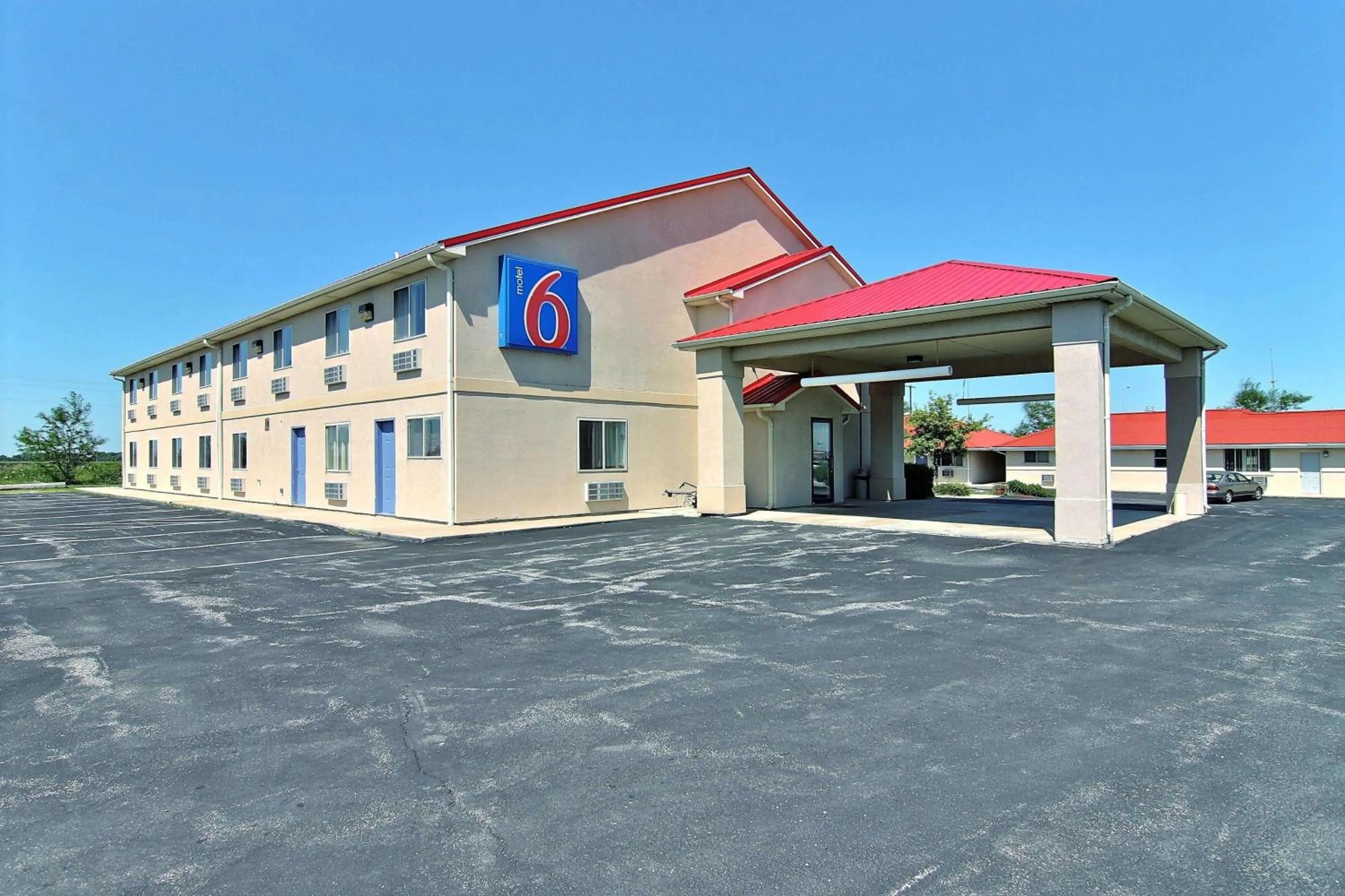 Property building in Motel 6-Gilman, IL