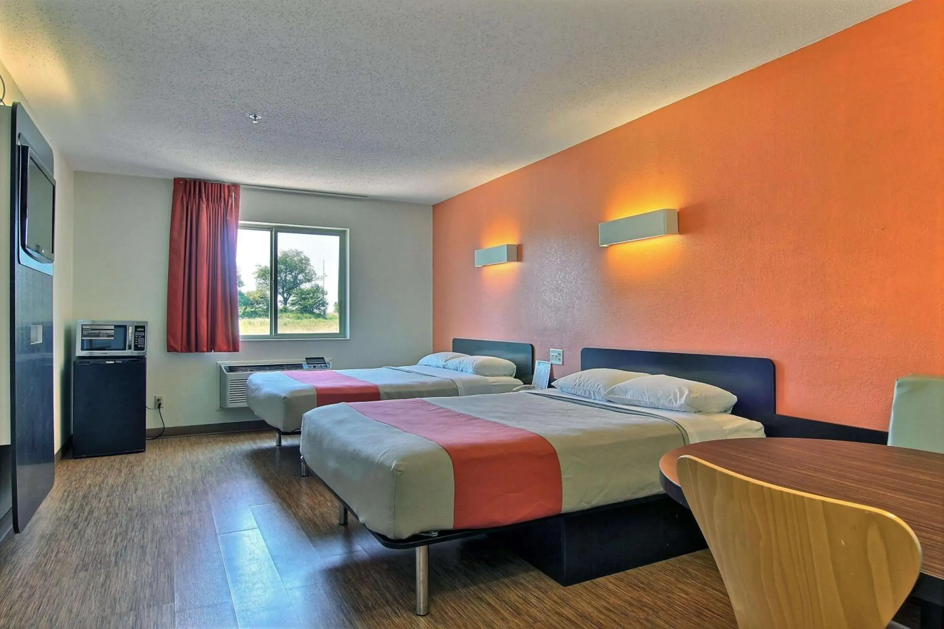 Deluxe Quadruple Room - Non-Smoking in Motel 6-Gilman, IL Deluxe Quadruple Room - Non-Smoking in Motel 6-Gilman, IL