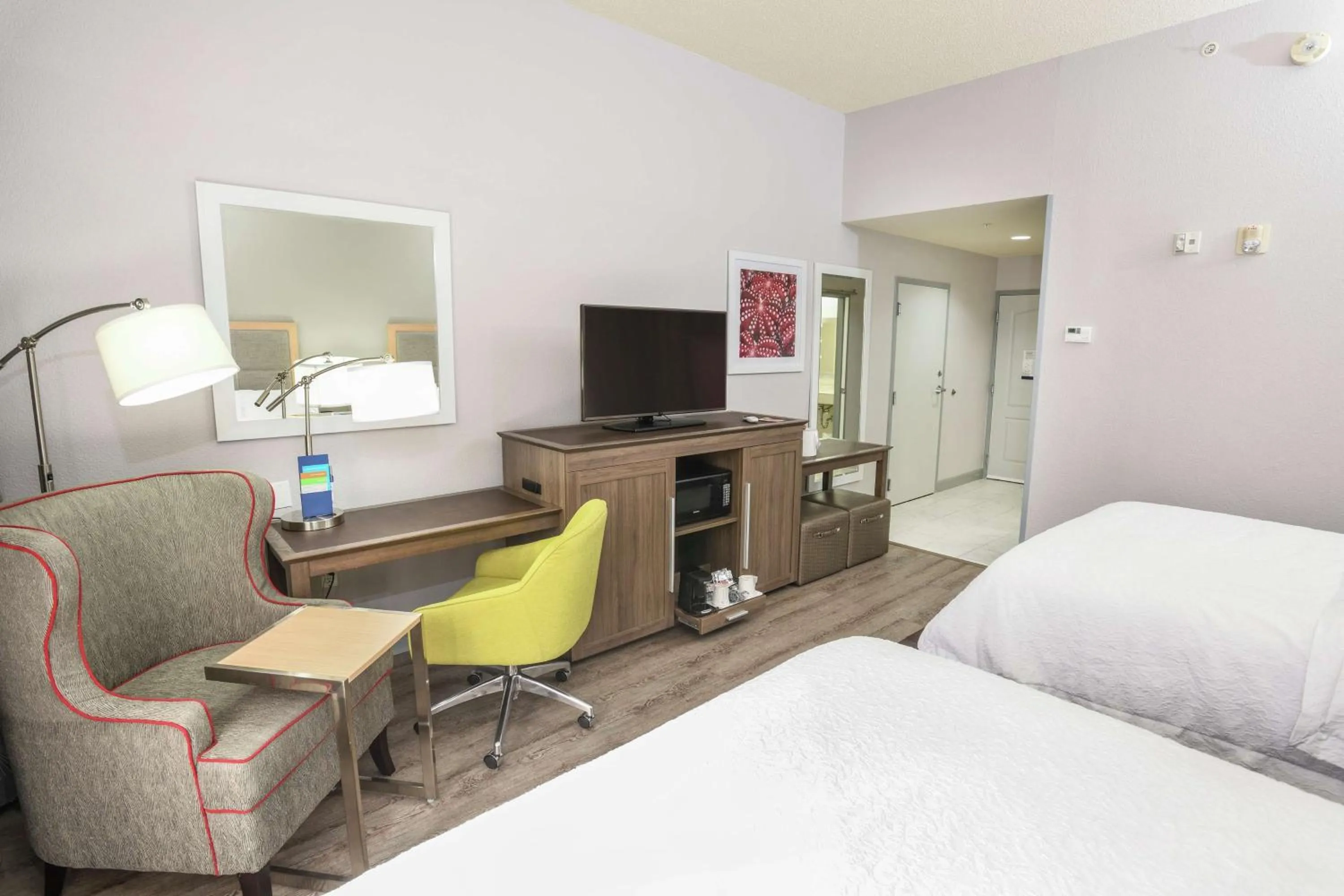 Bedroom, Bed in Hampton Inn Jacksonville - East Regency Square