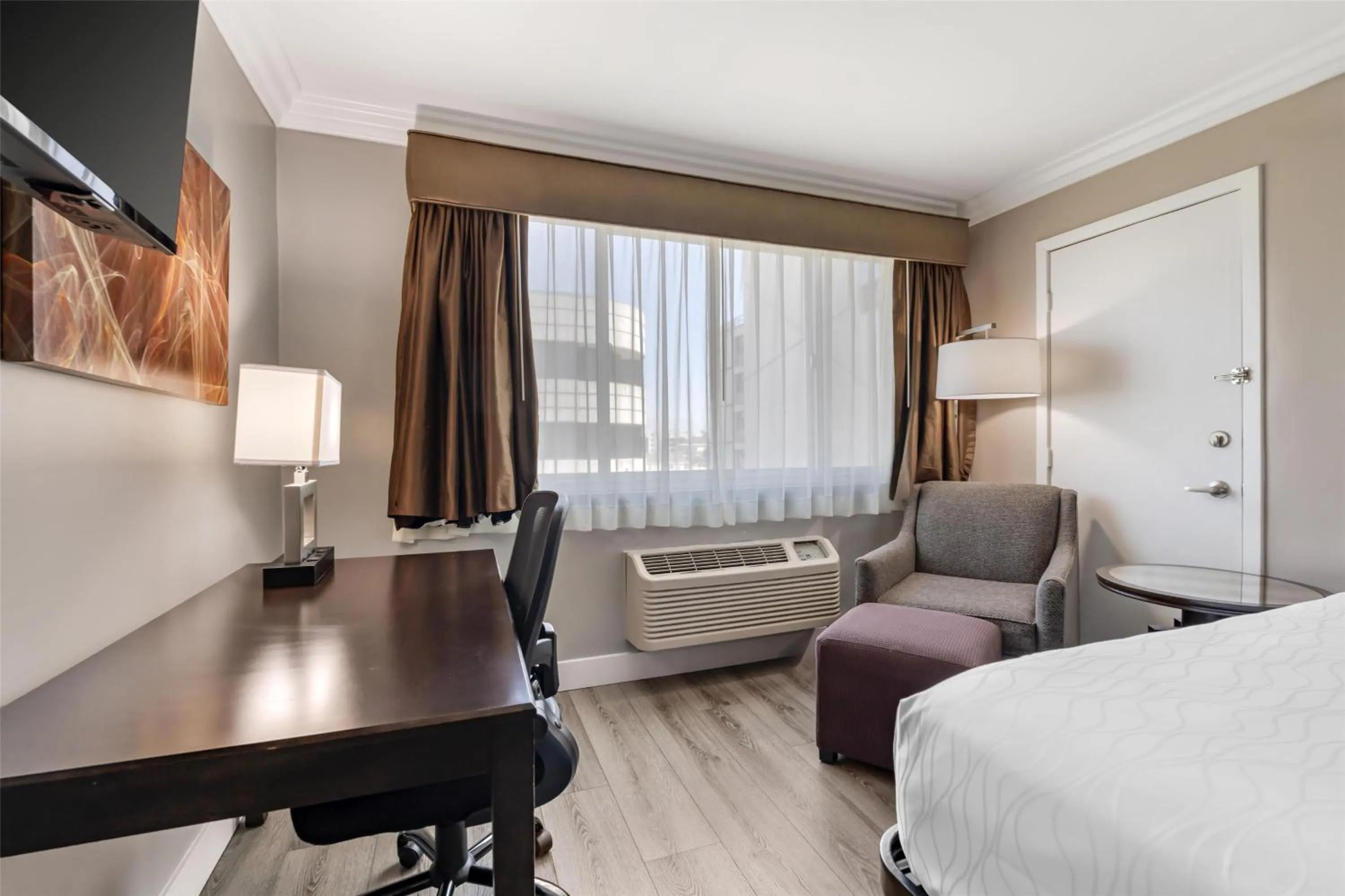 Bedroom, Bed in Best Western Plus LA Mid-Town Hotel