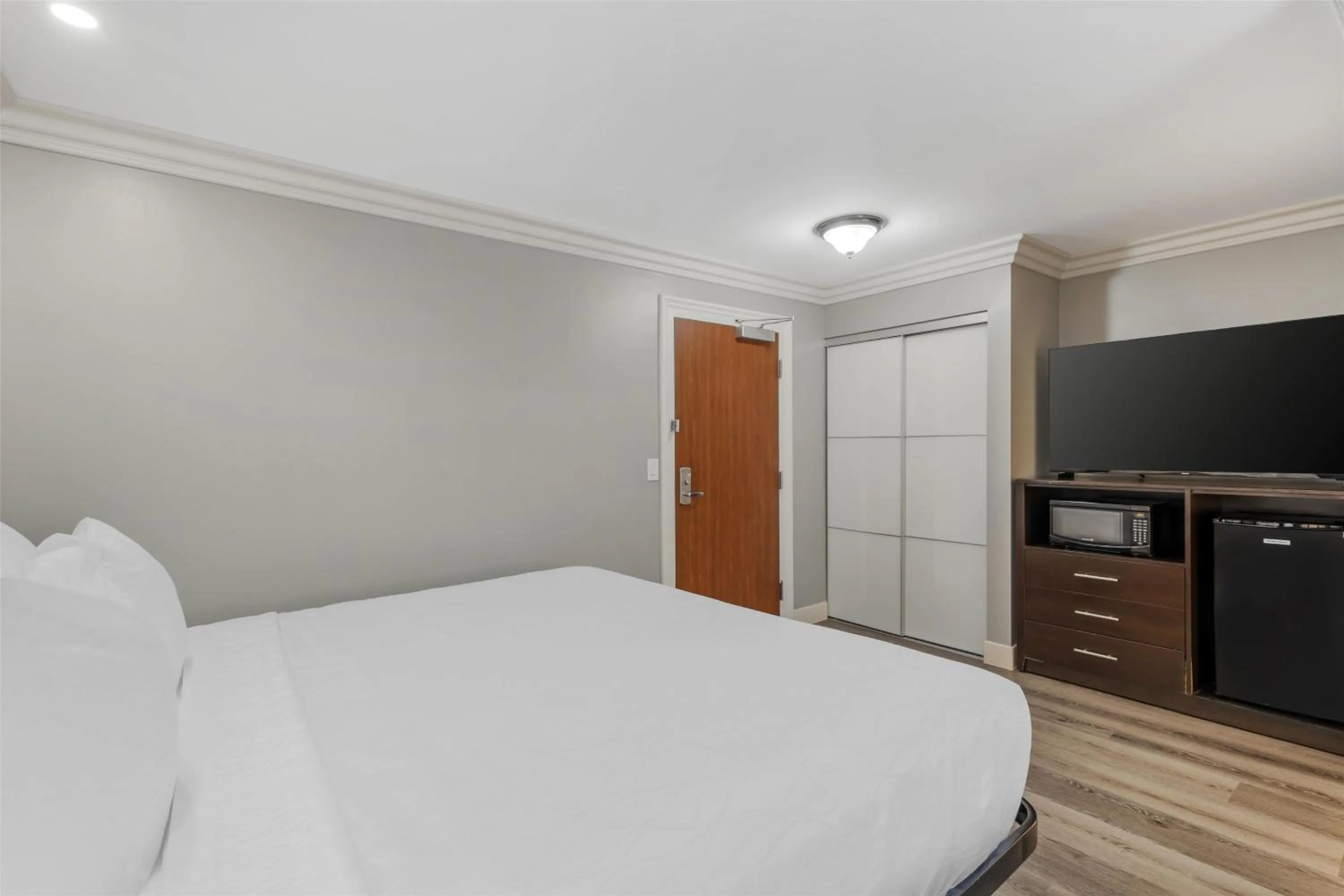 Bedroom, Bed in Best Western Plus LA Mid-Town Hotel