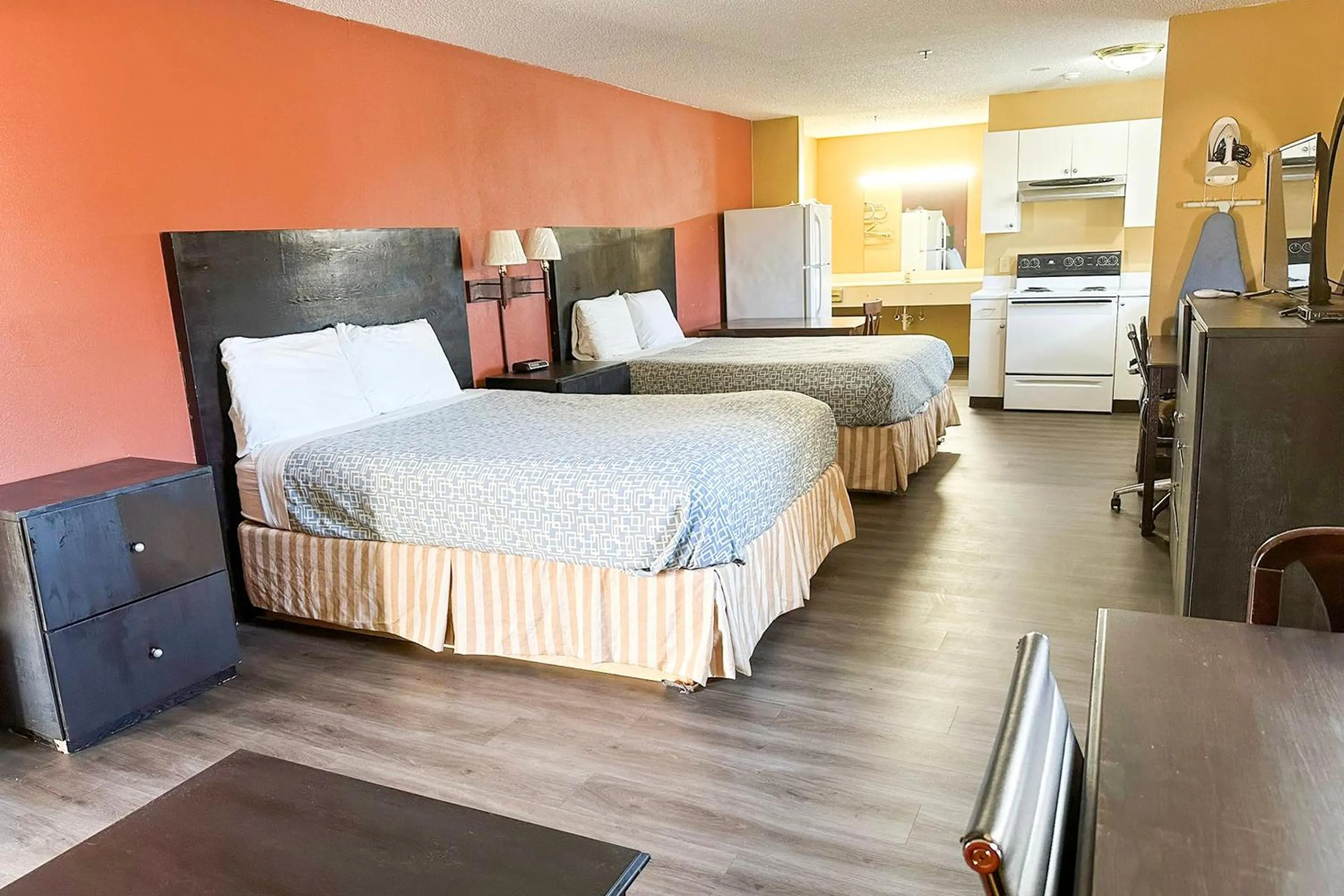 Bedroom, Bed in Garden Inn & Suites