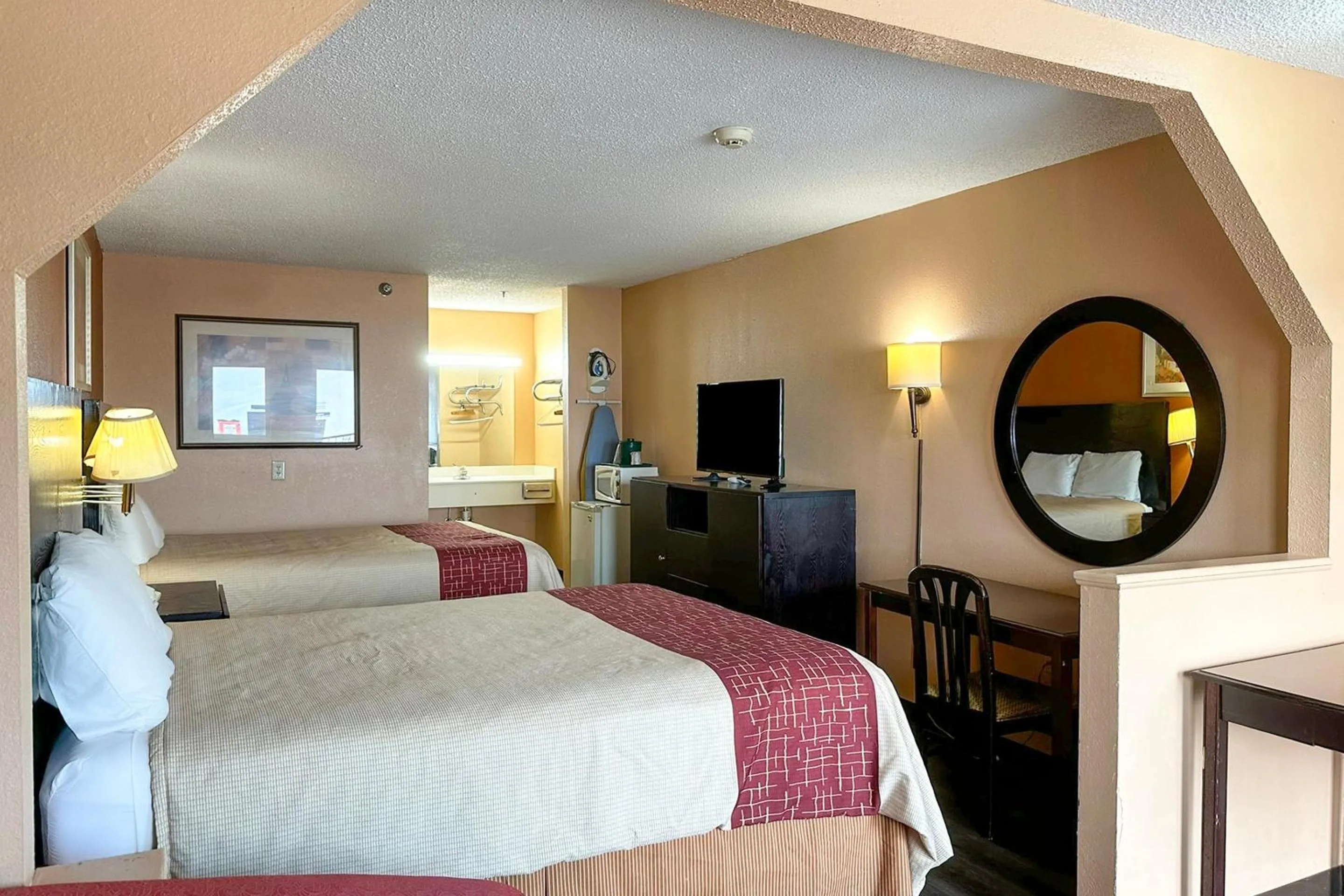 Bedroom, Bed in Garden Inn & Suites