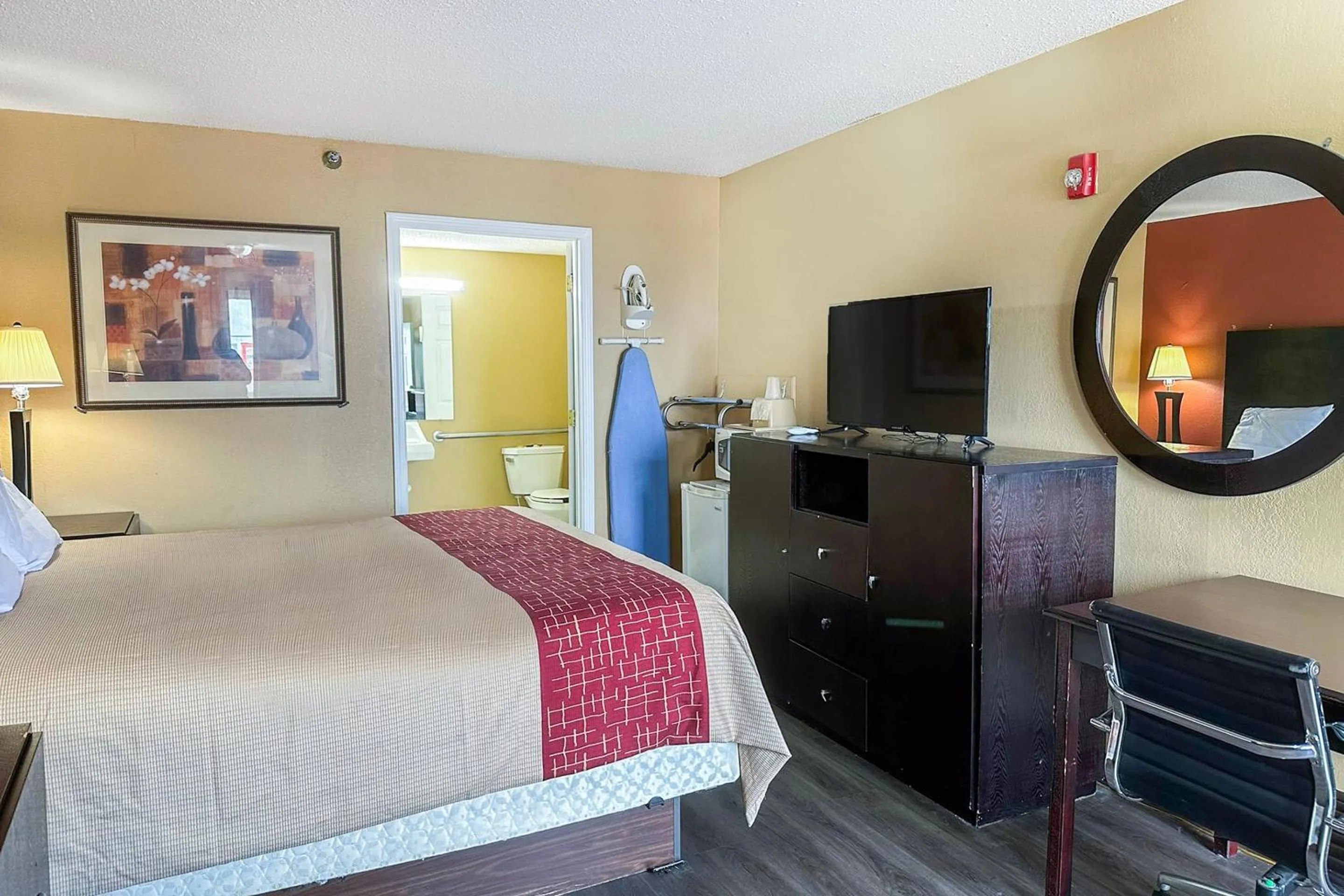 Bedroom, Bed in Garden Inn & Suites