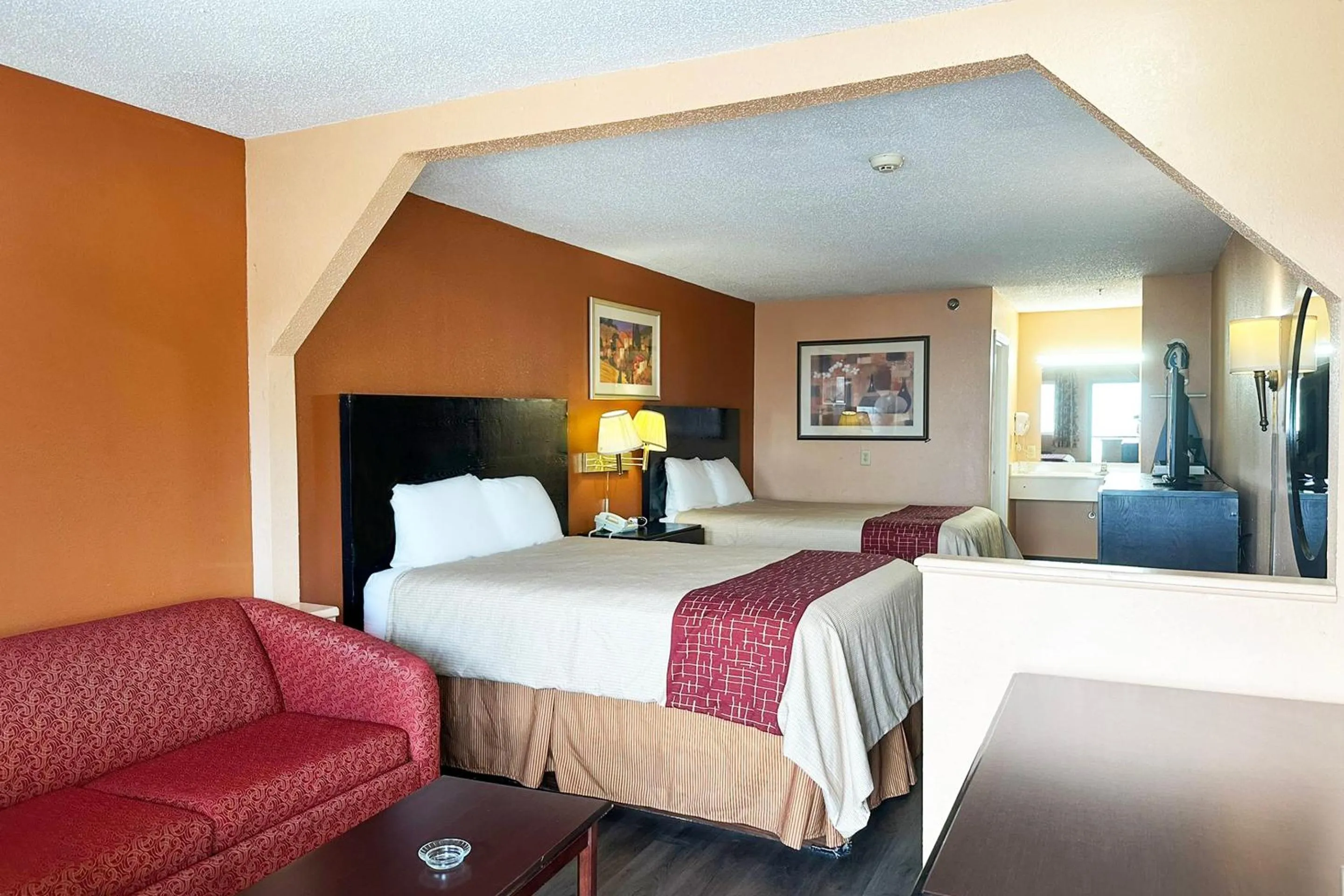 Bedroom, Bed in Garden Inn & Suites