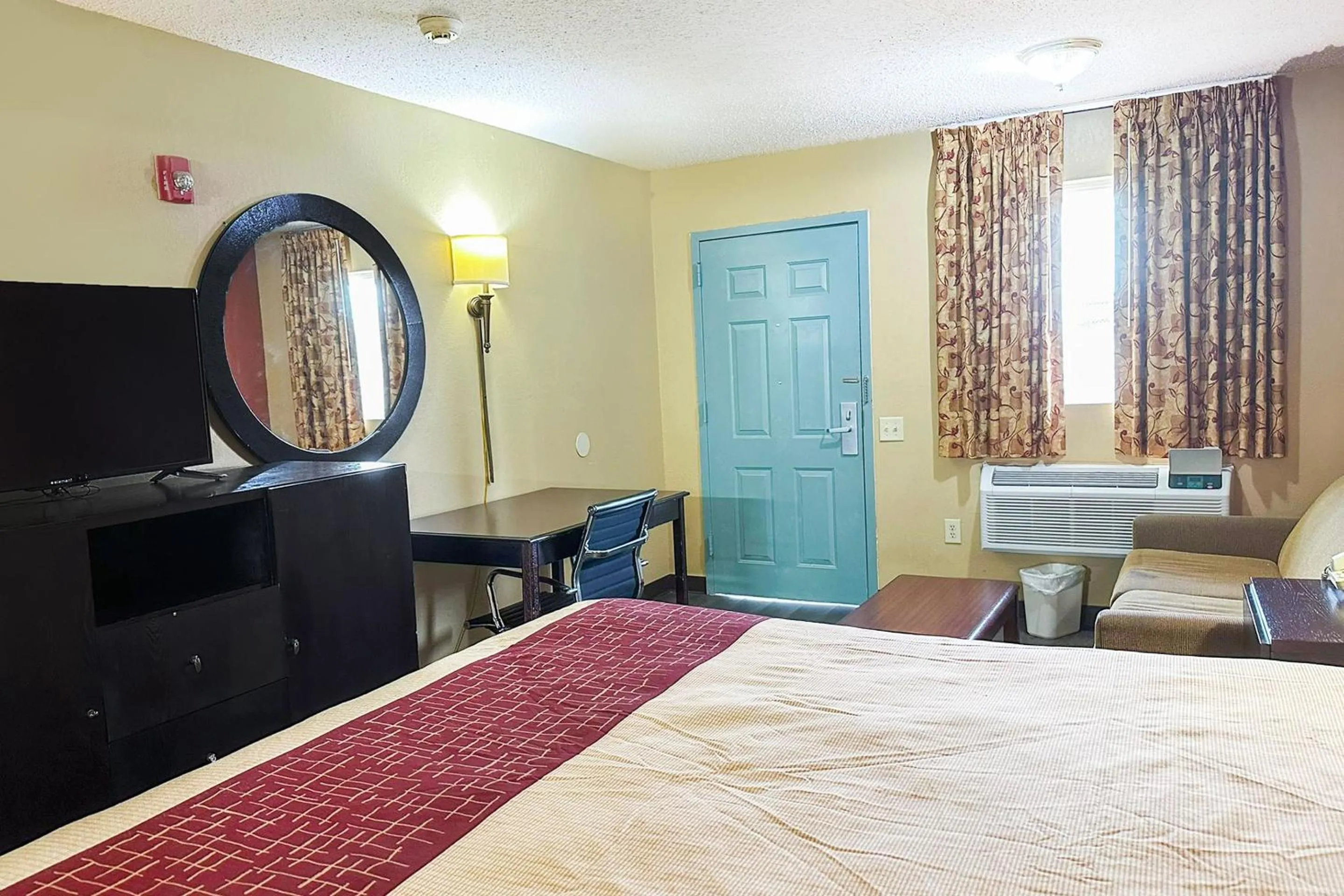 Bedroom, Bed in Garden Inn & Suites