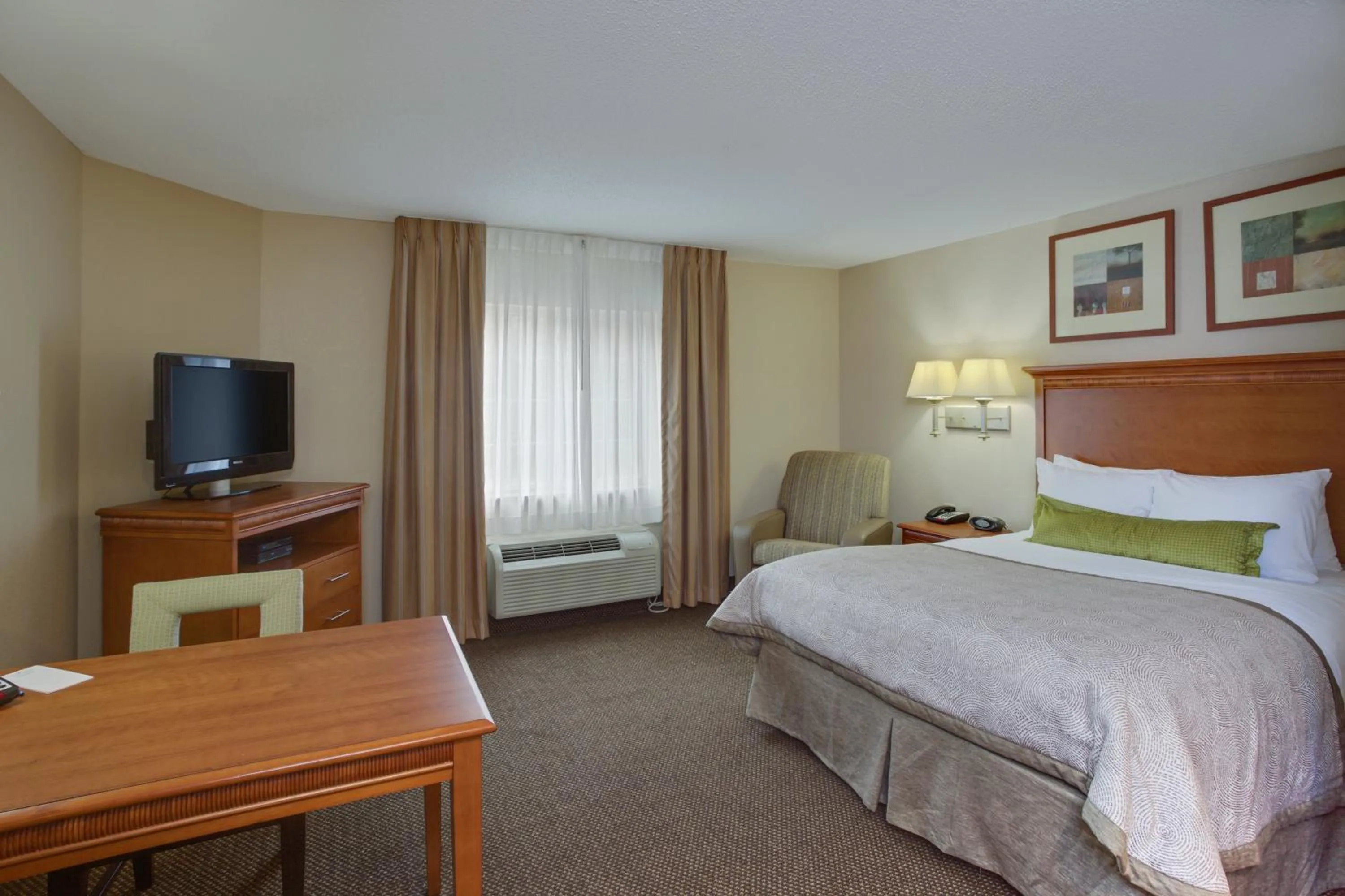 Photo of the whole room, Bed in Candlewood Suites Richmond Airport by IHG