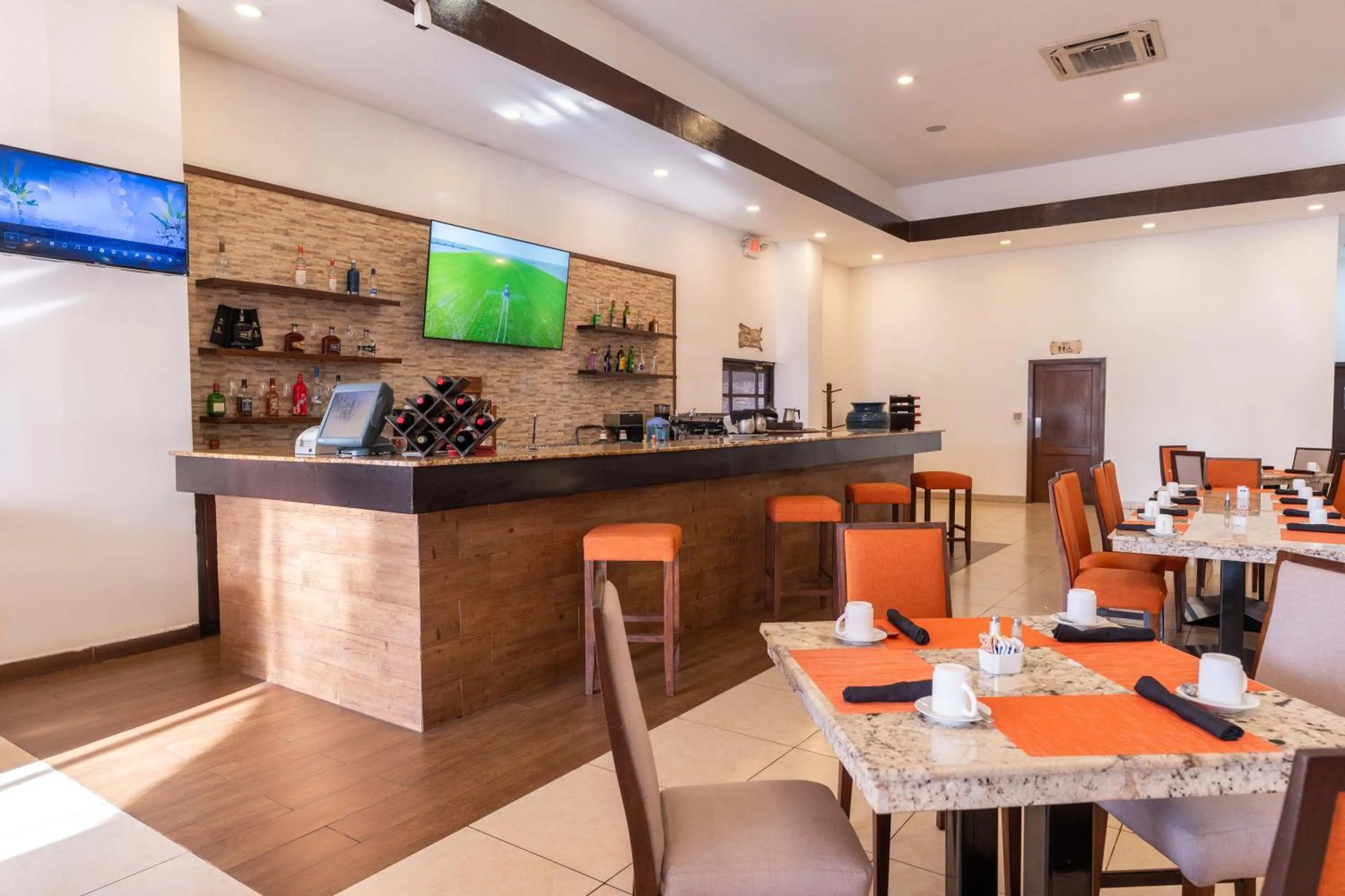 Restaurant/places to eat in Best Western Las Mercedes Airport