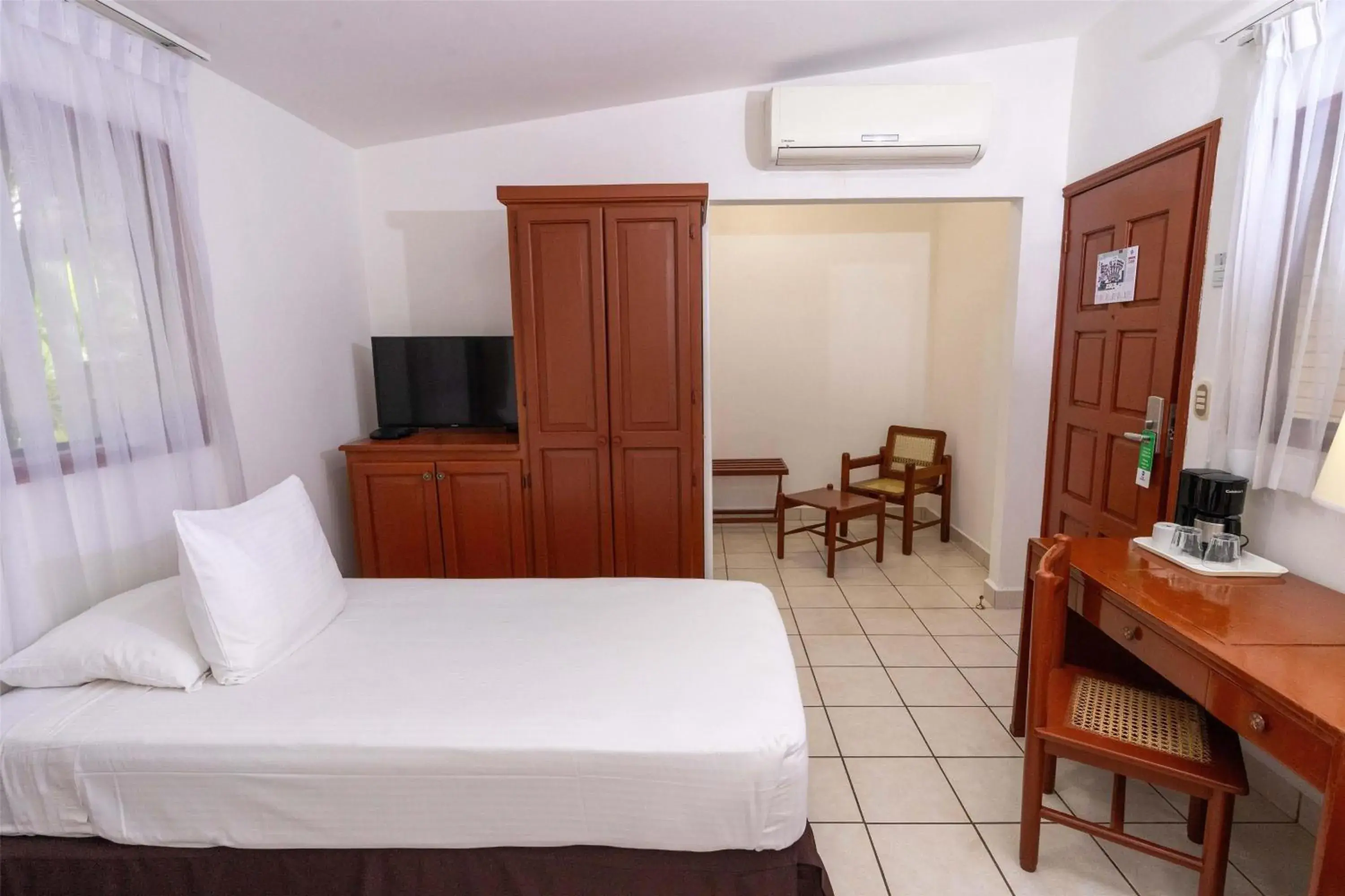Triple Room with Three Single Beds in Best Western Las Mercedes Airport Triple Room with Three Single Beds in Best Western Las Mercedes Airport