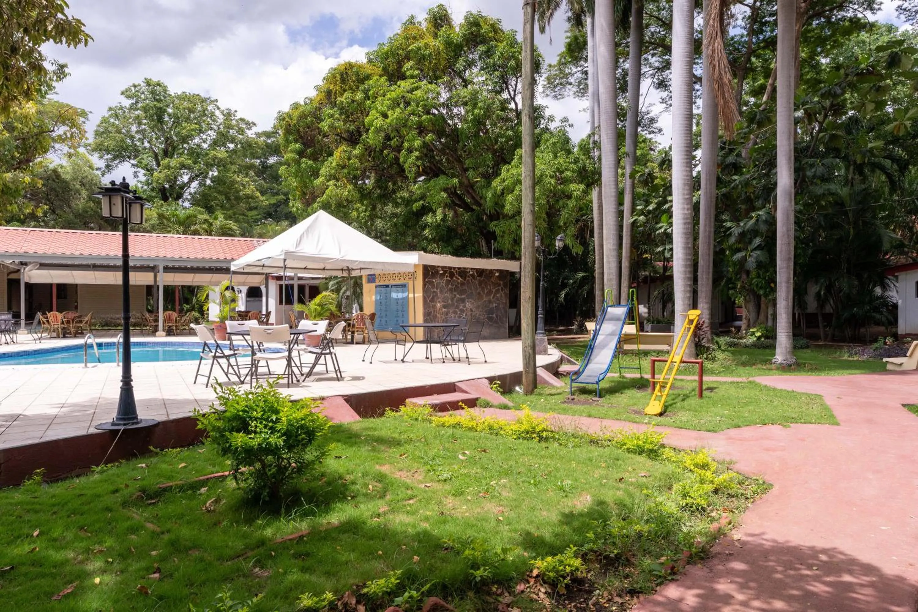 Swimming pool in Best Western Las Mercedes Airport