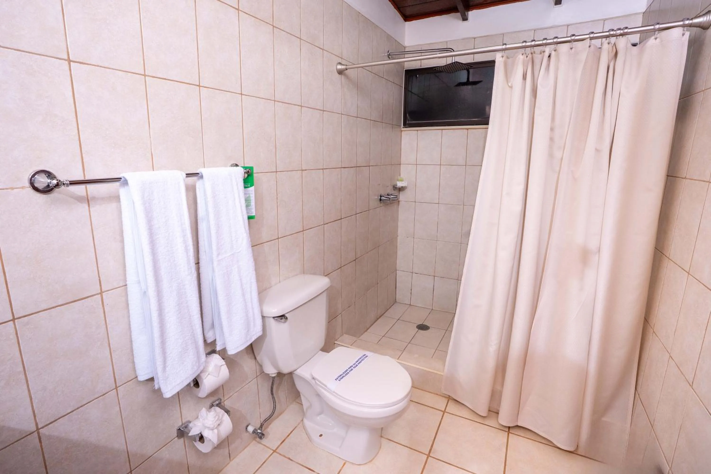 Bathroom in Best Western Las Mercedes Airport