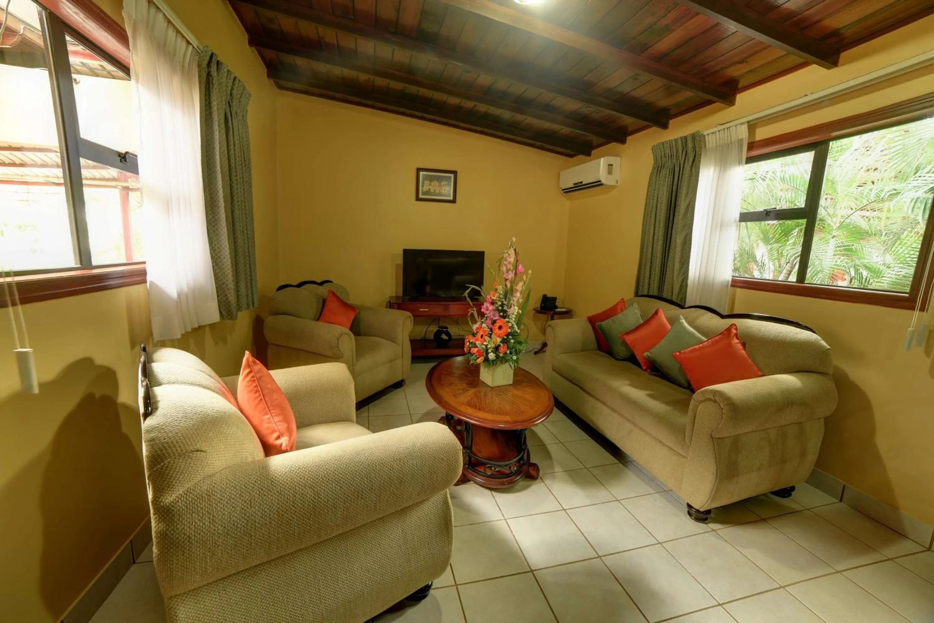 King Suite in Best Western Las Mercedes Airport