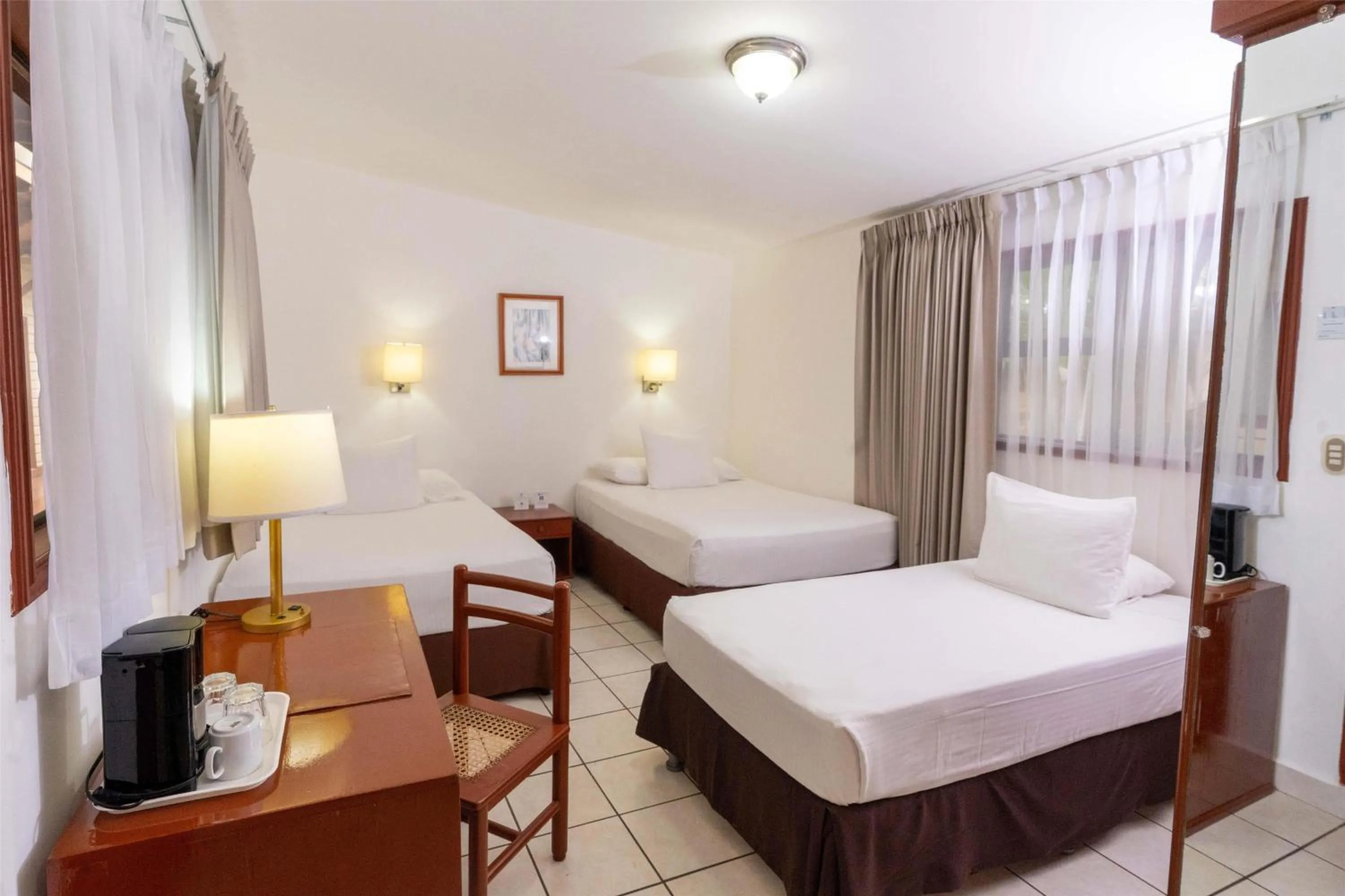 Bedroom, Bed in Best Western Las Mercedes Airport