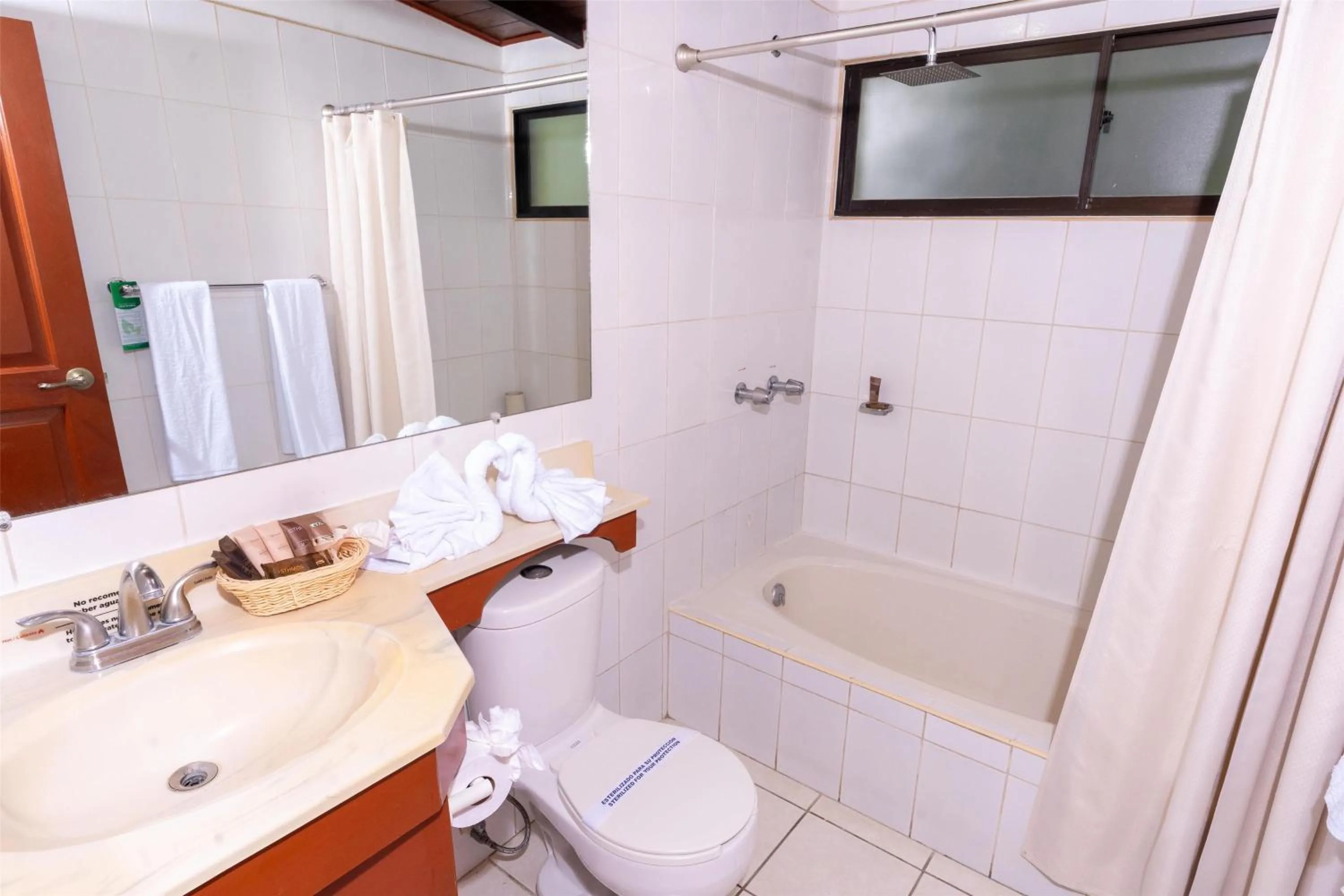 Bathroom in Best Western Las Mercedes Airport