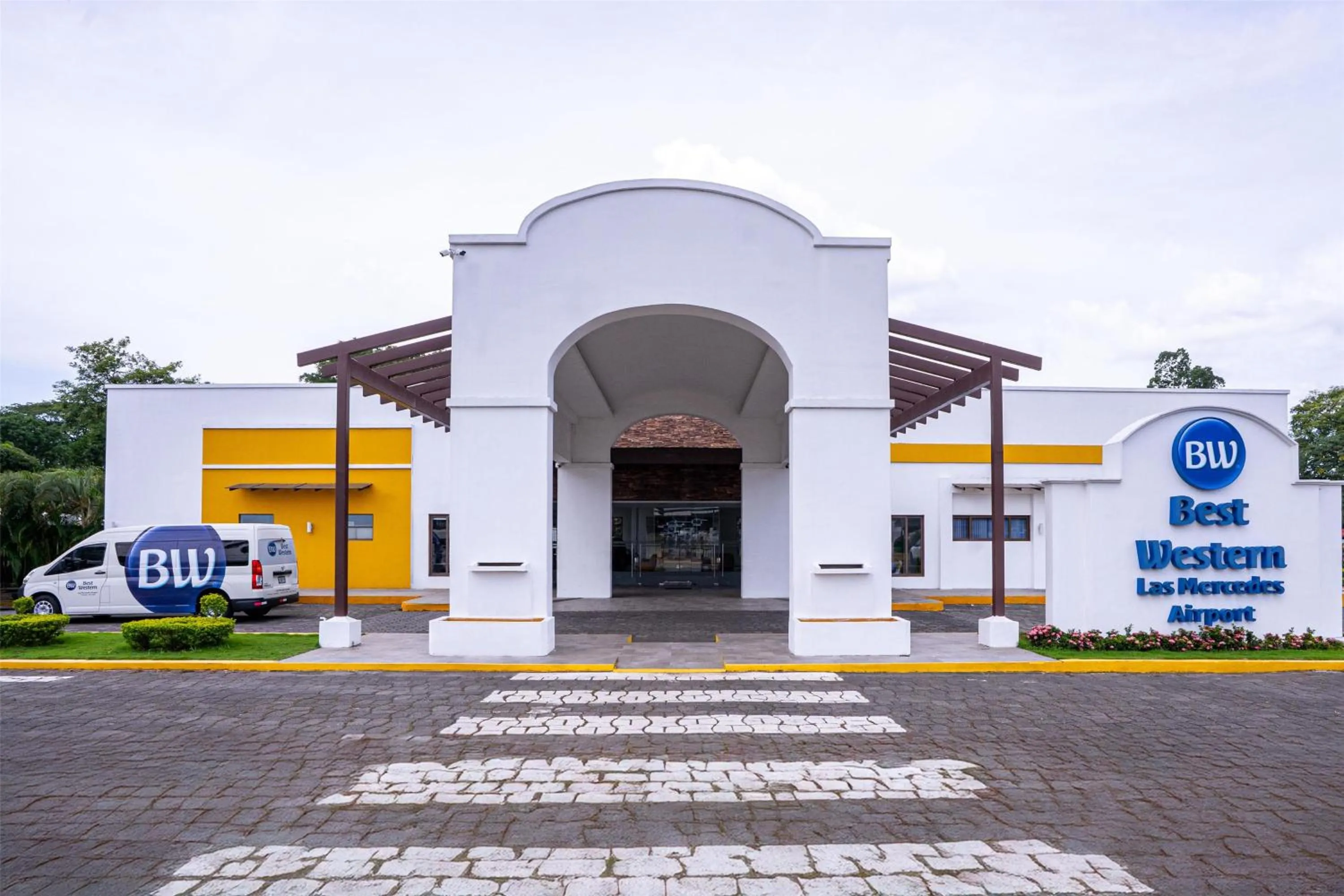 Property building in Best Western Las Mercedes Airport