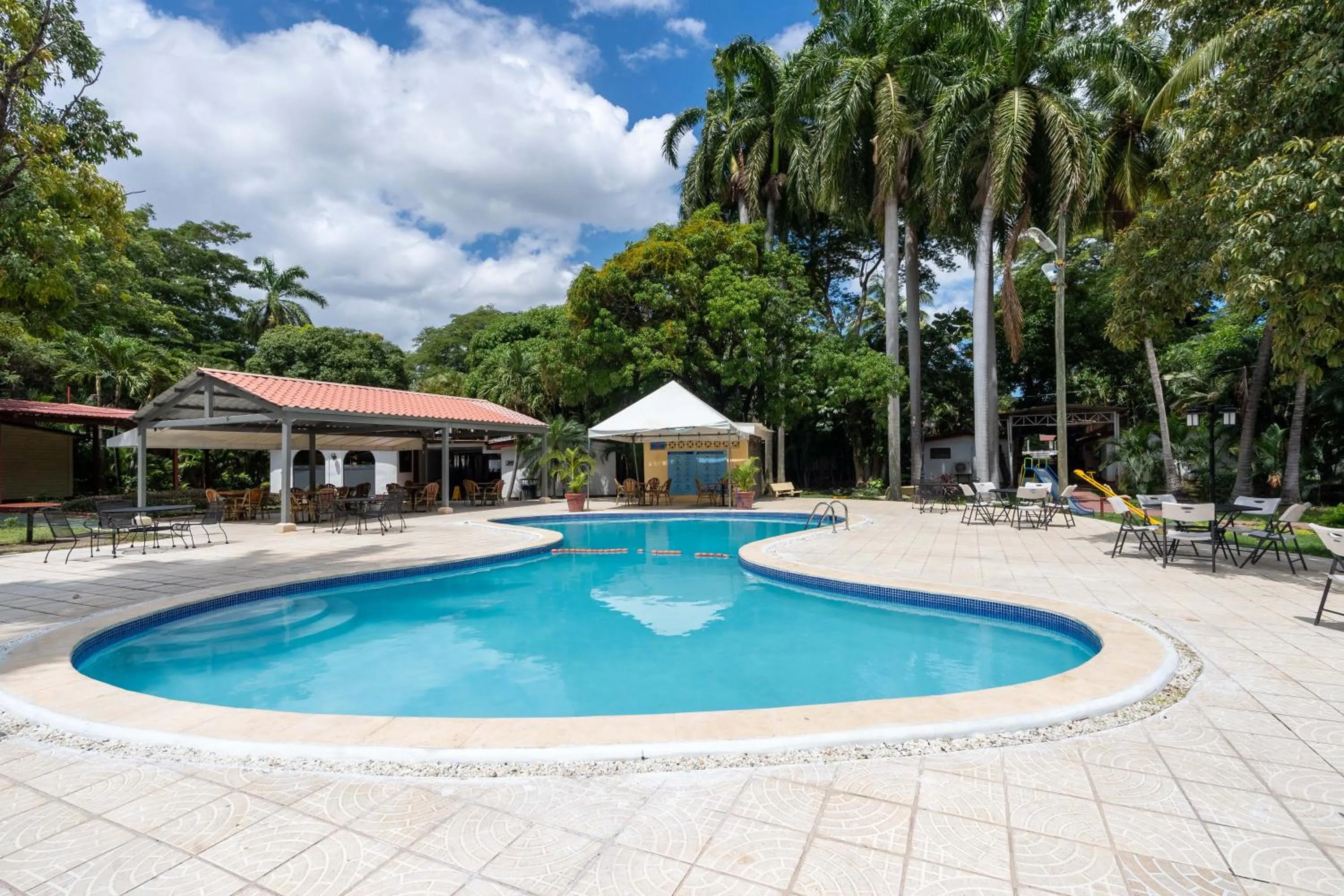 Swimming pool in Best Western Las Mercedes Airport