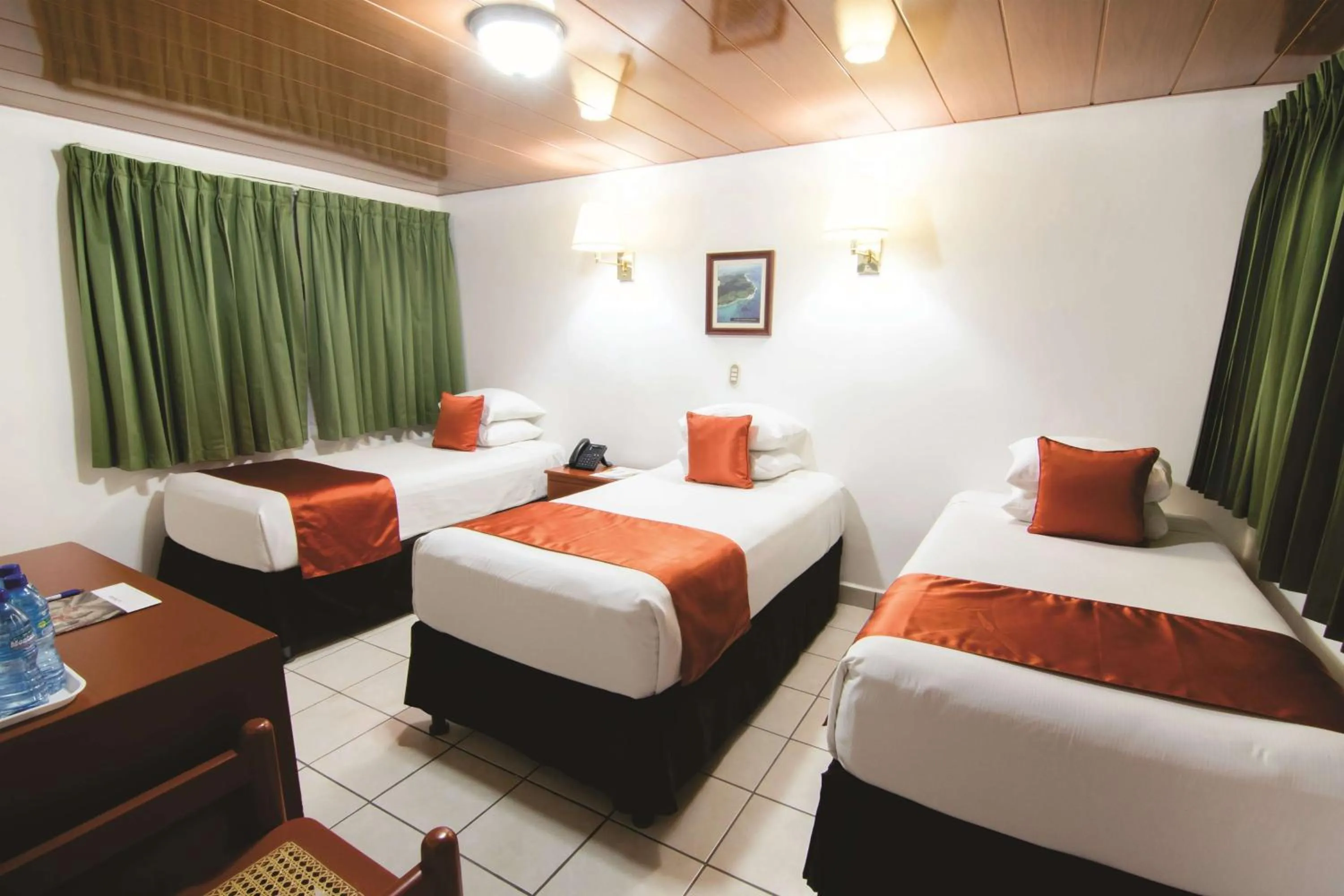Standard Triple Room with Hall Window in Best Western Las Mercedes Airport