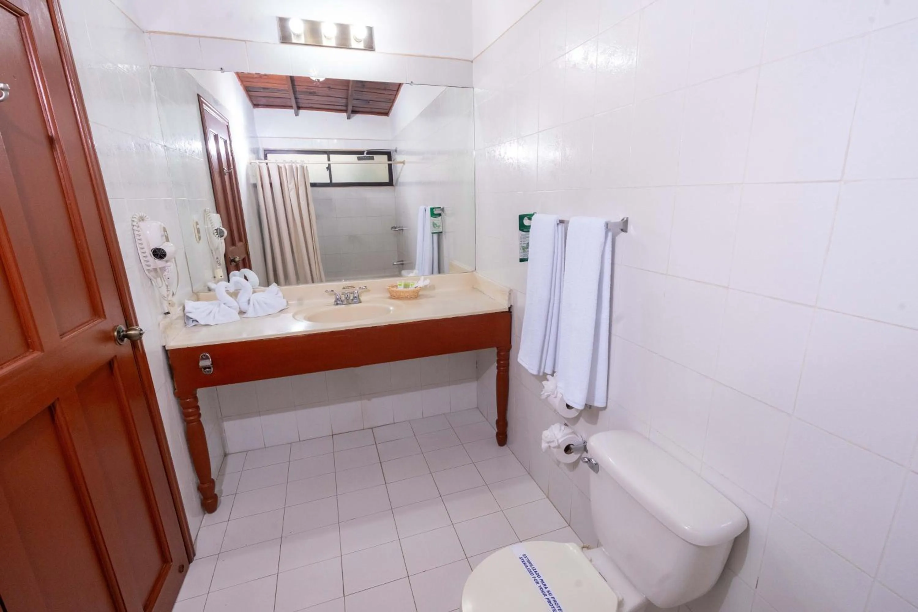 Bathroom in Best Western Las Mercedes Airport