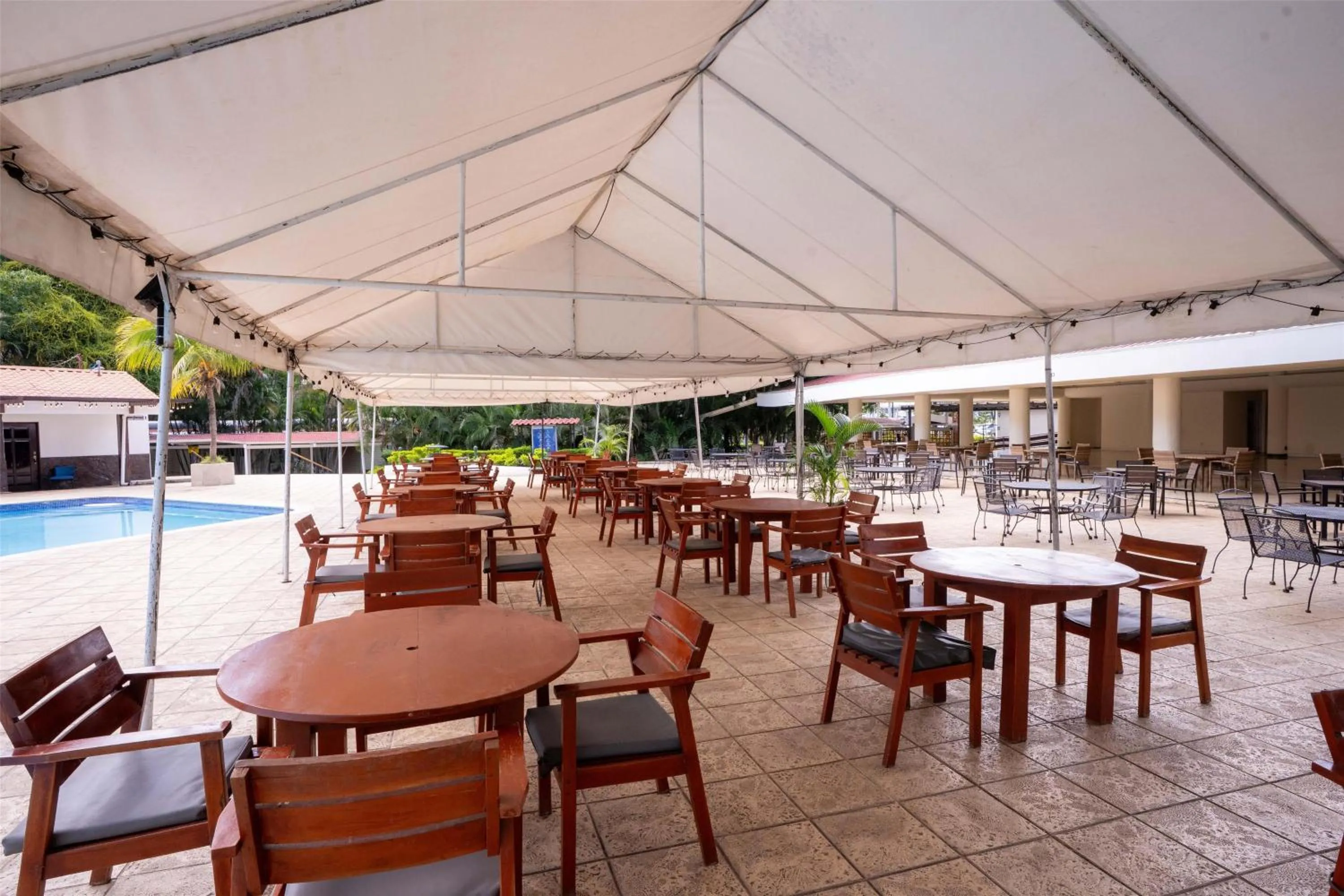 Property building in Best Western Las Mercedes Airport